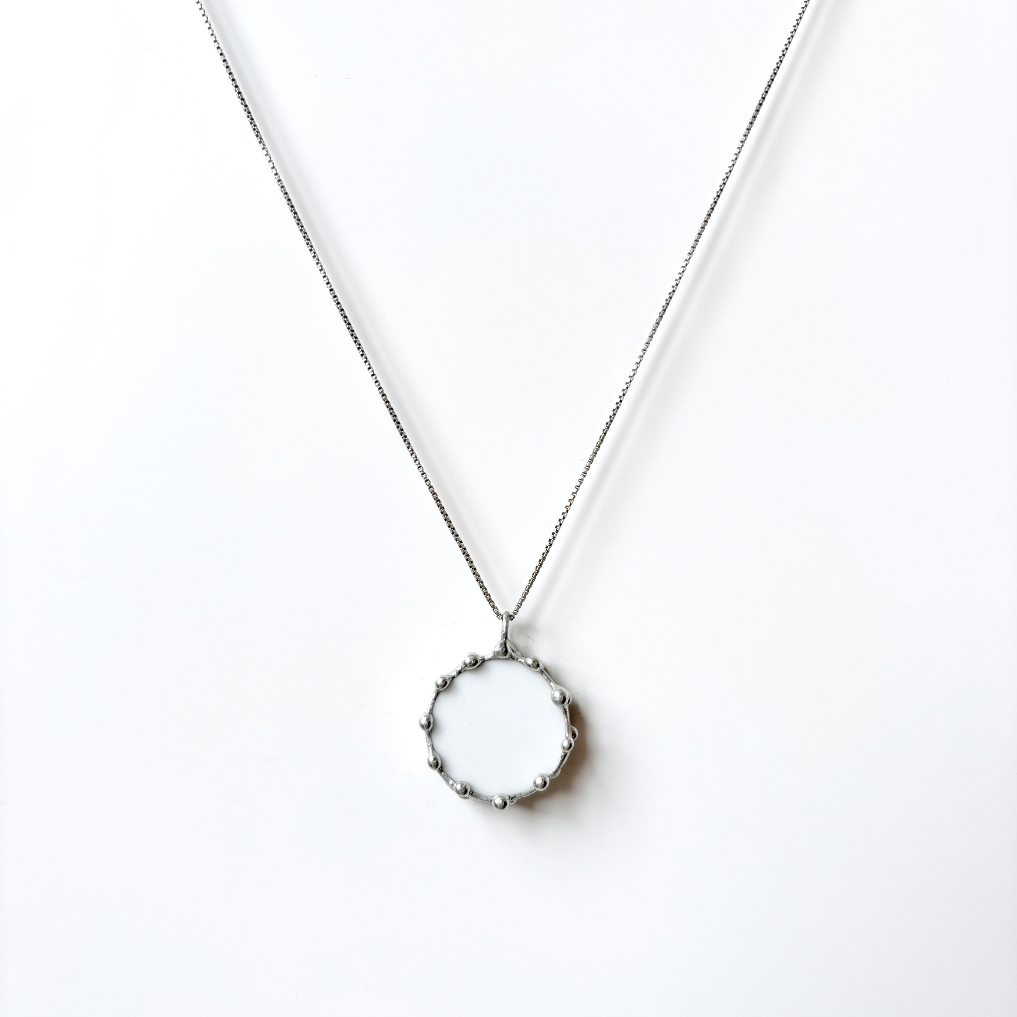 Porcelánový přívěsek s modrou květinou