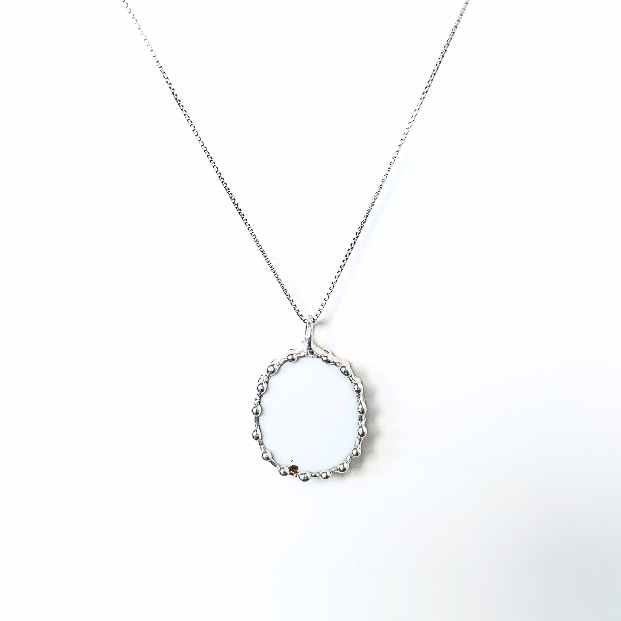 Porcelánový přívěsek s květinou