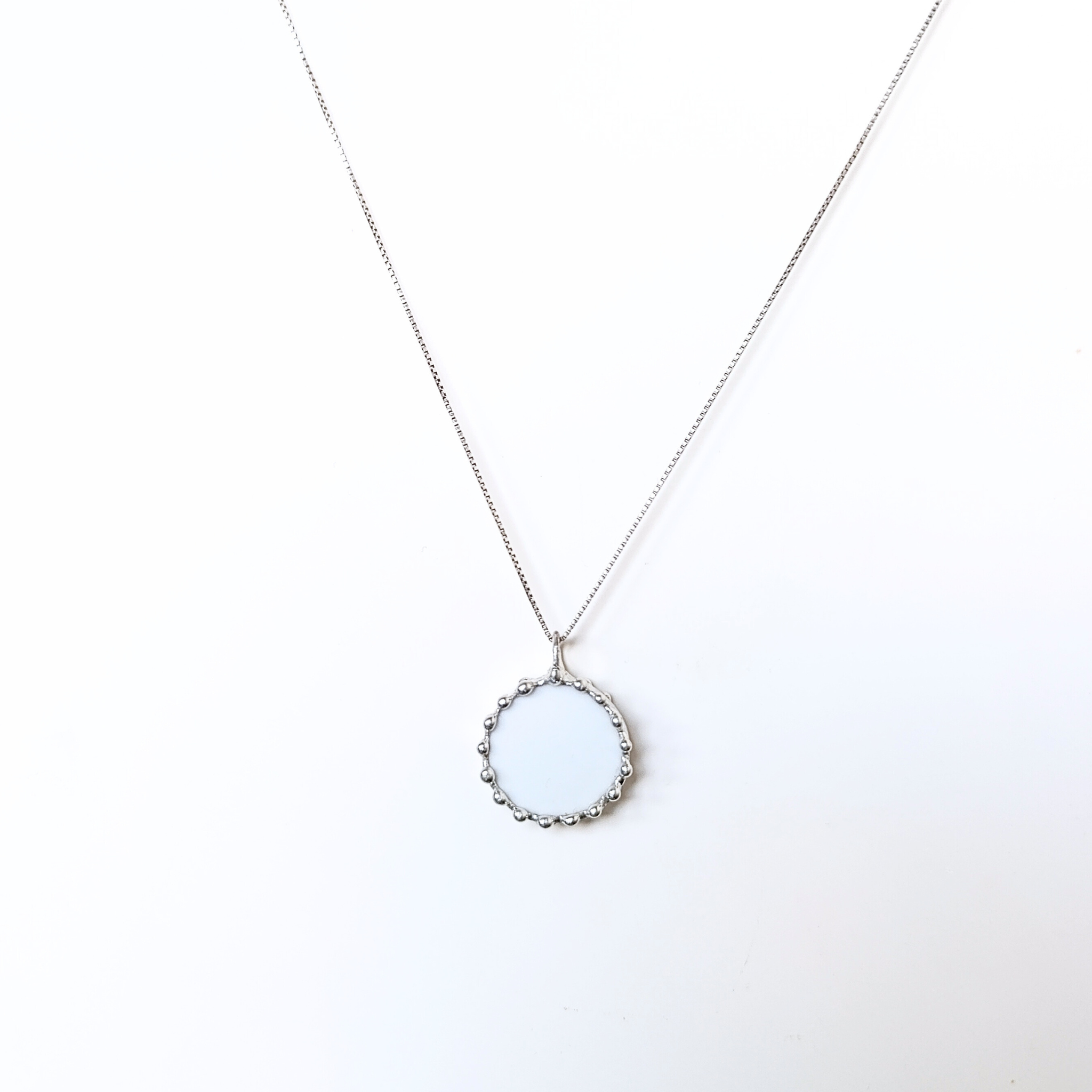 Porcelánový přívěsek s květinou