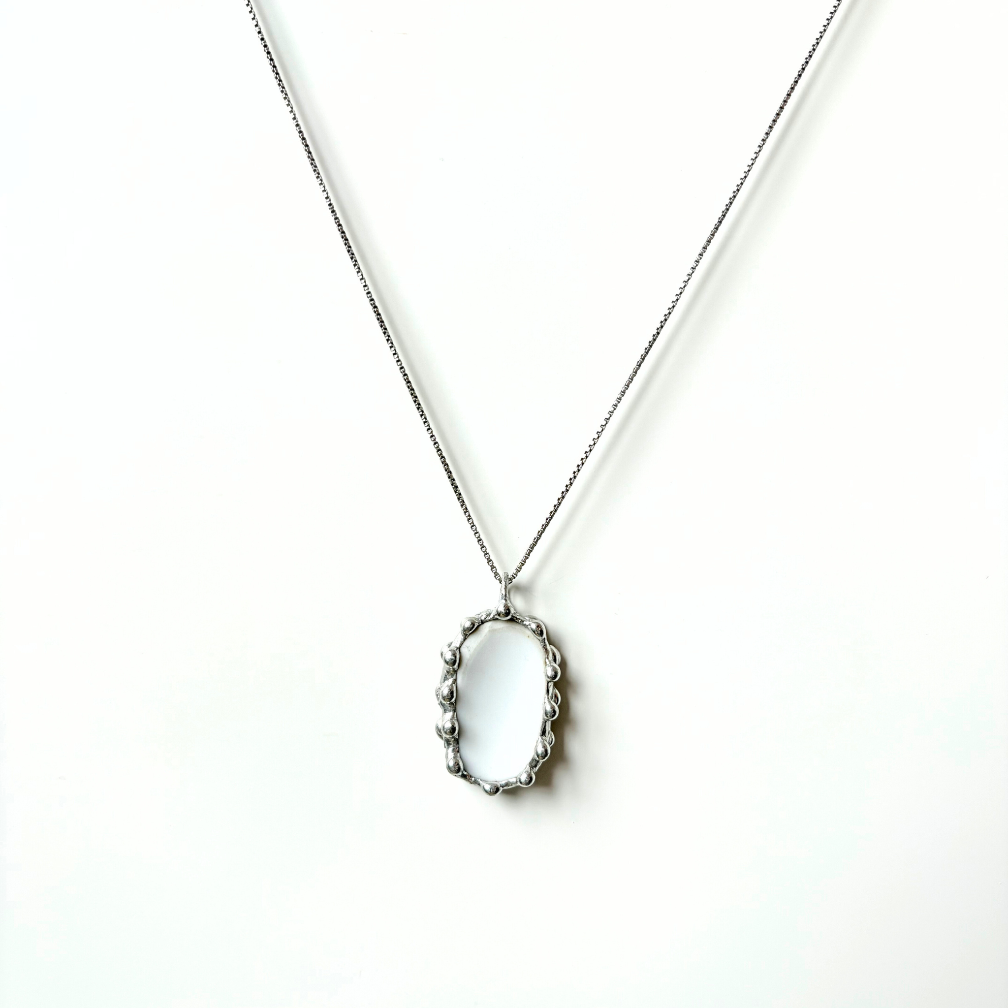 Porcelánový přívěsek se zelenými kytičkami