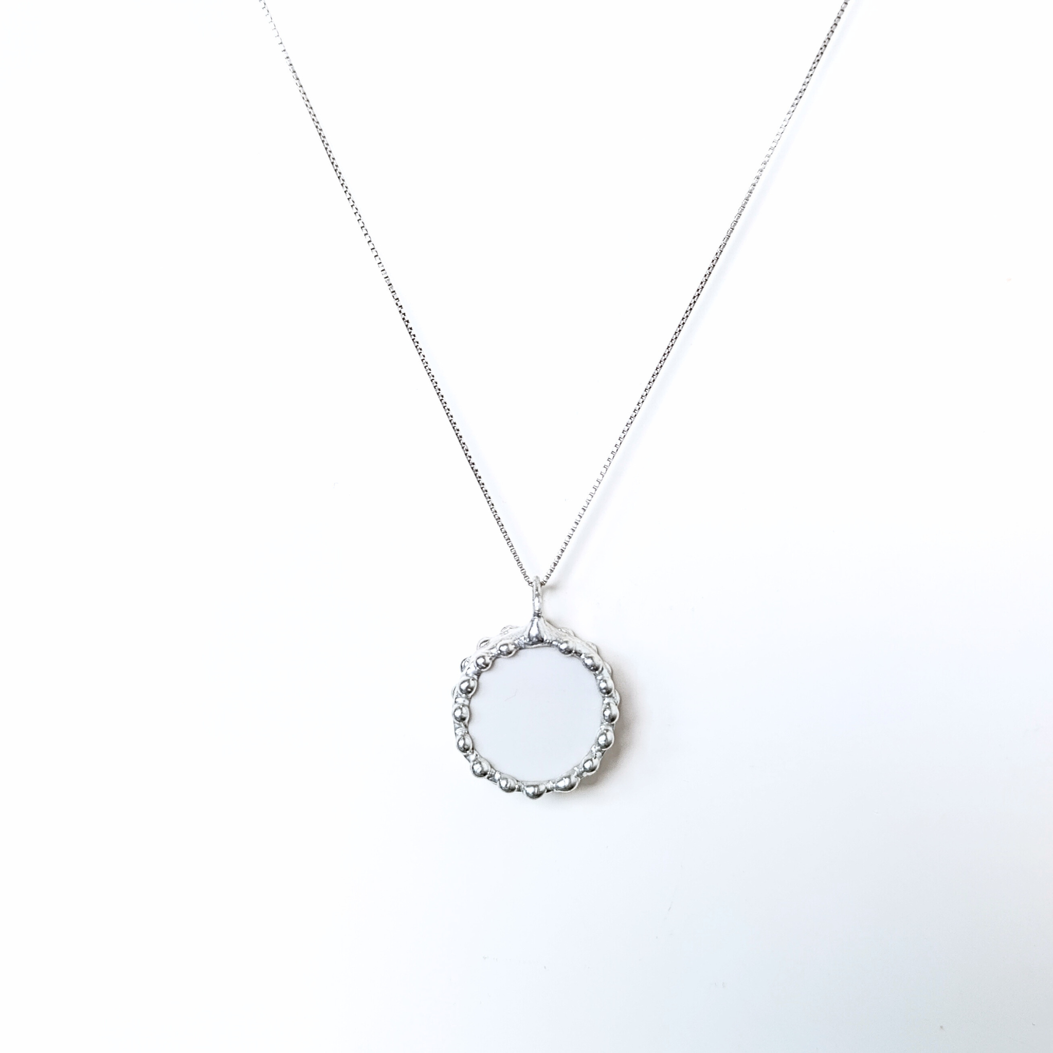 Porcelánový přívěsek s květinou