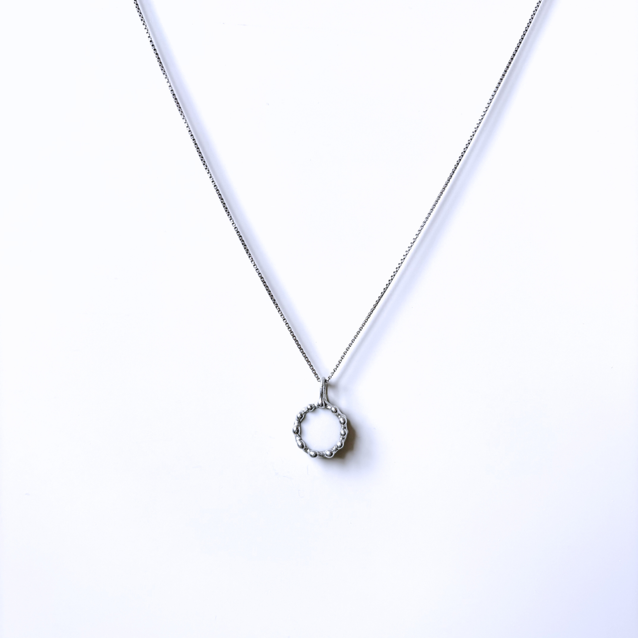 Porcelánový přívěsek s modrou růžičkou