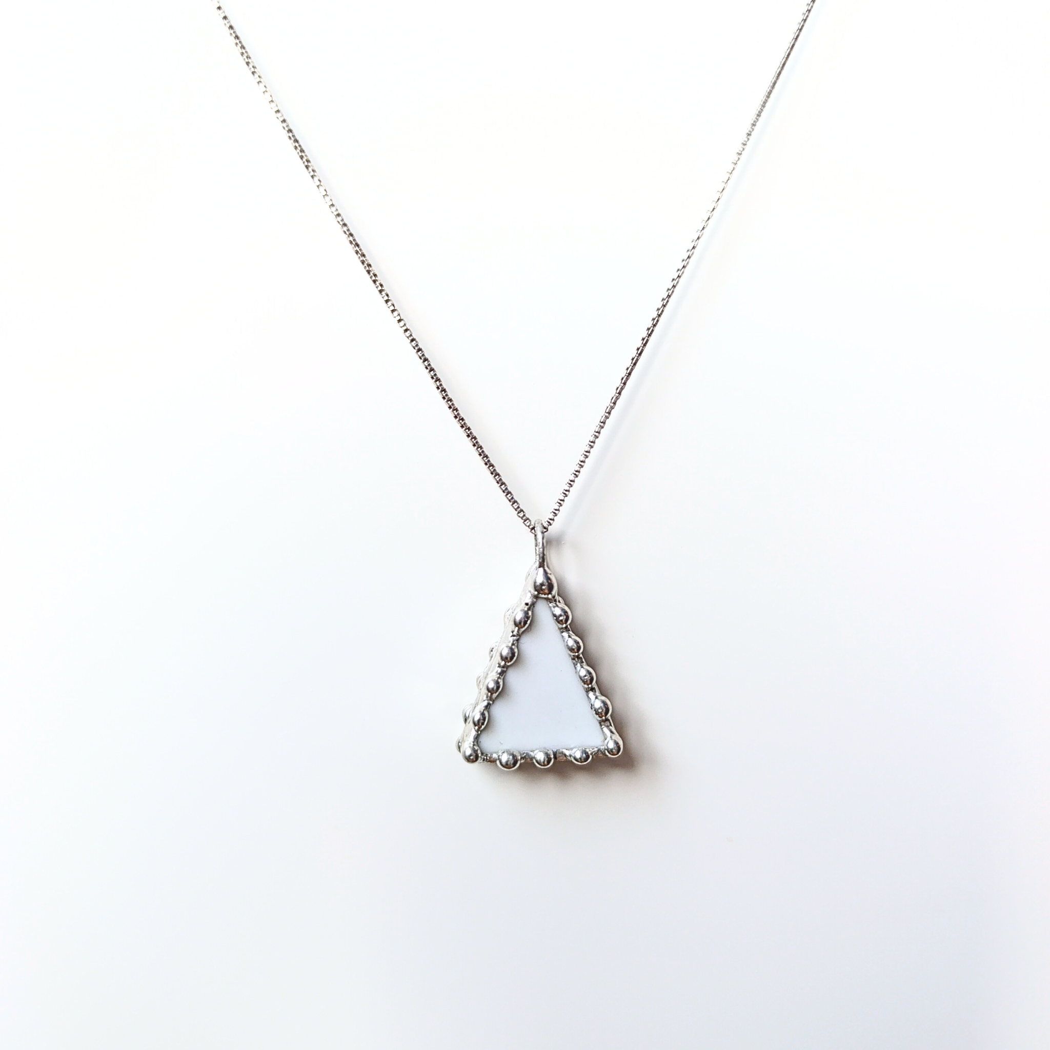 Porcelánový přívěsek s cibulákovým vzorem: svlačec