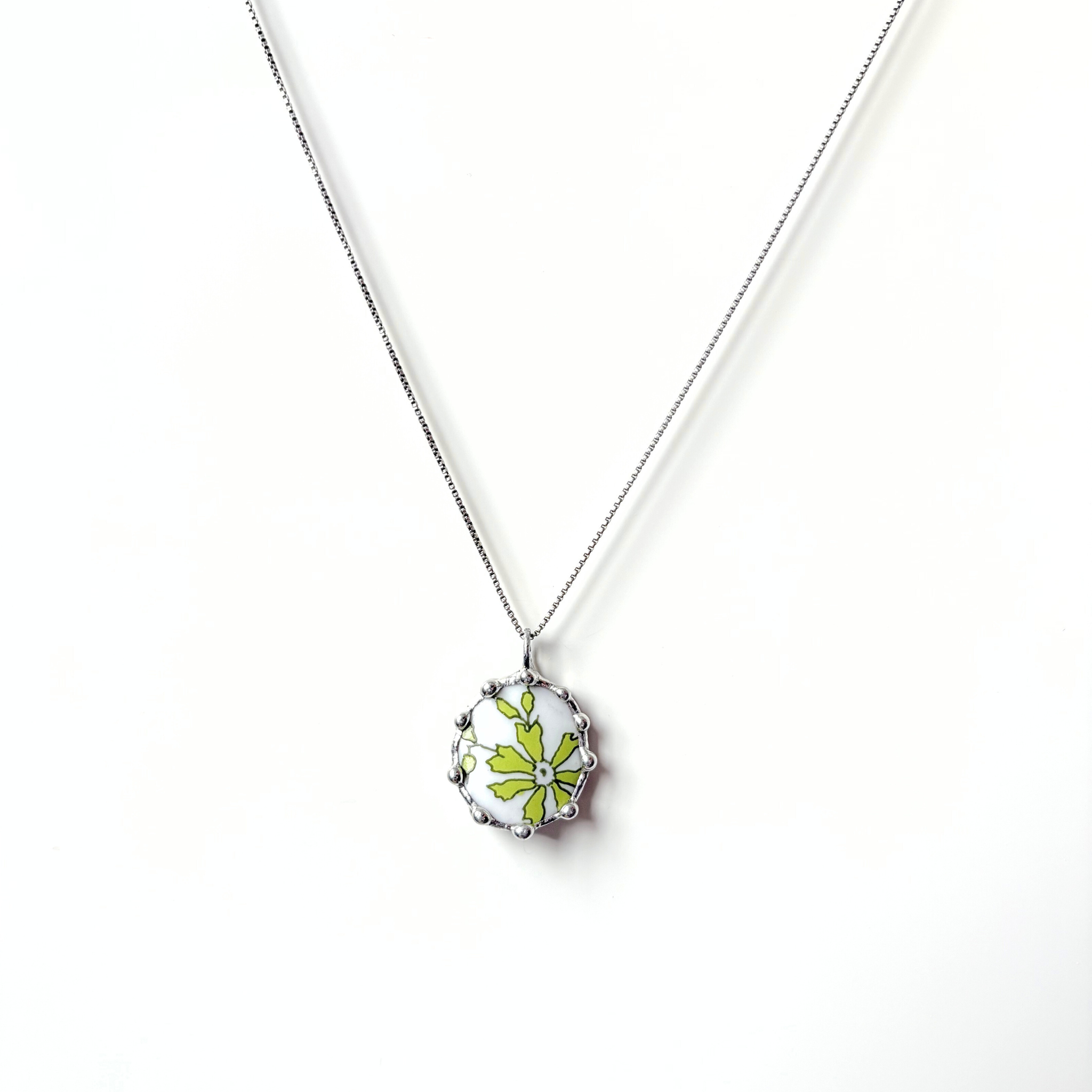 Porcelánový přívěsek se zelenými kytičkami