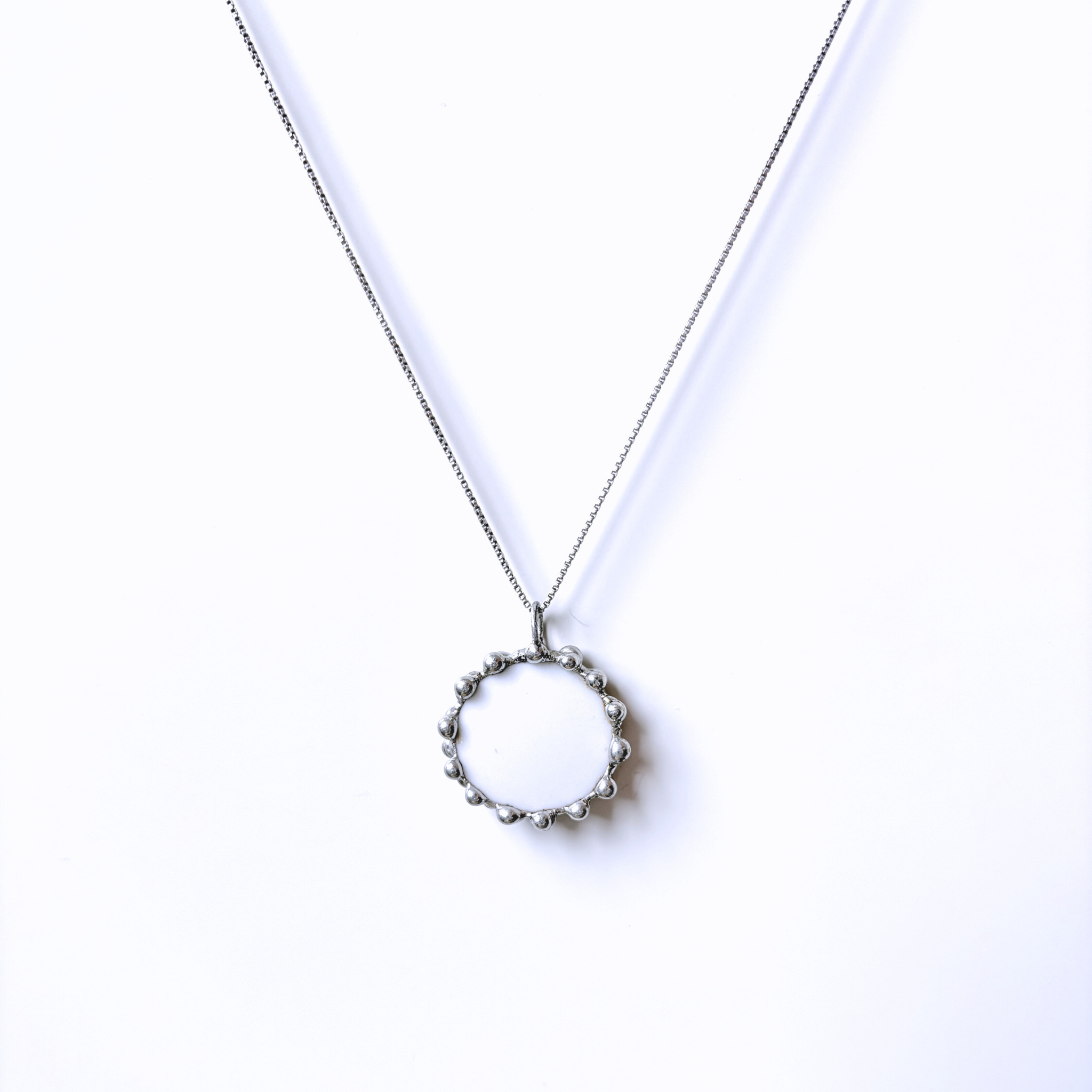 Porcelánový přívěsek s modrou kytičkou