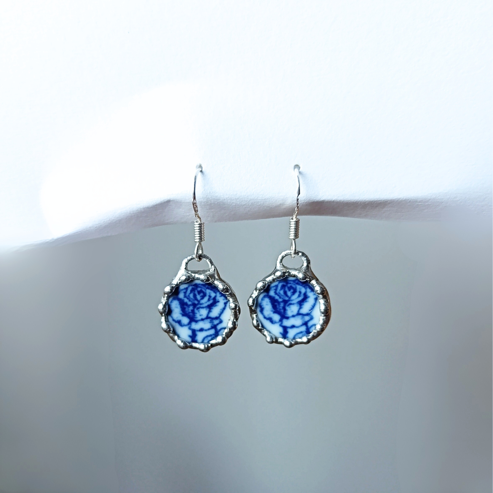 Porcelánové náušnice s růžičkami