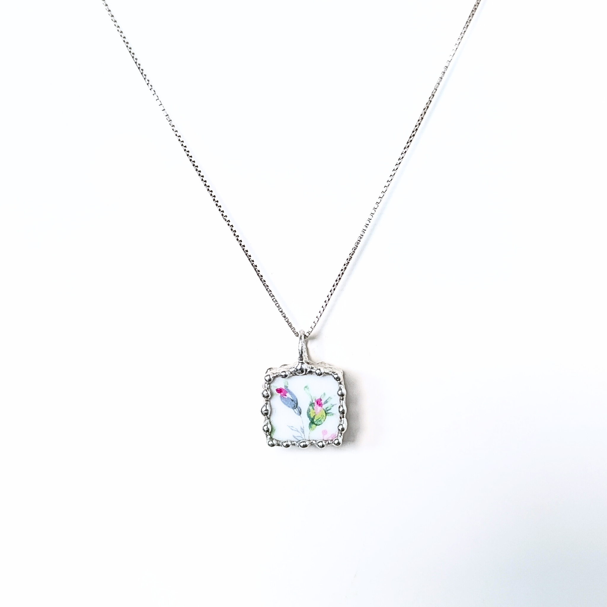 Porcelánový přívěsek s květinou