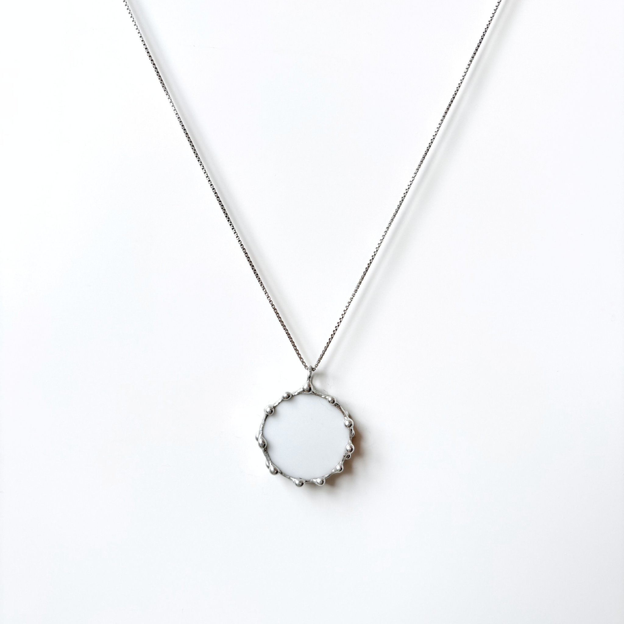 Porcelánový přívěsek s modrou růží