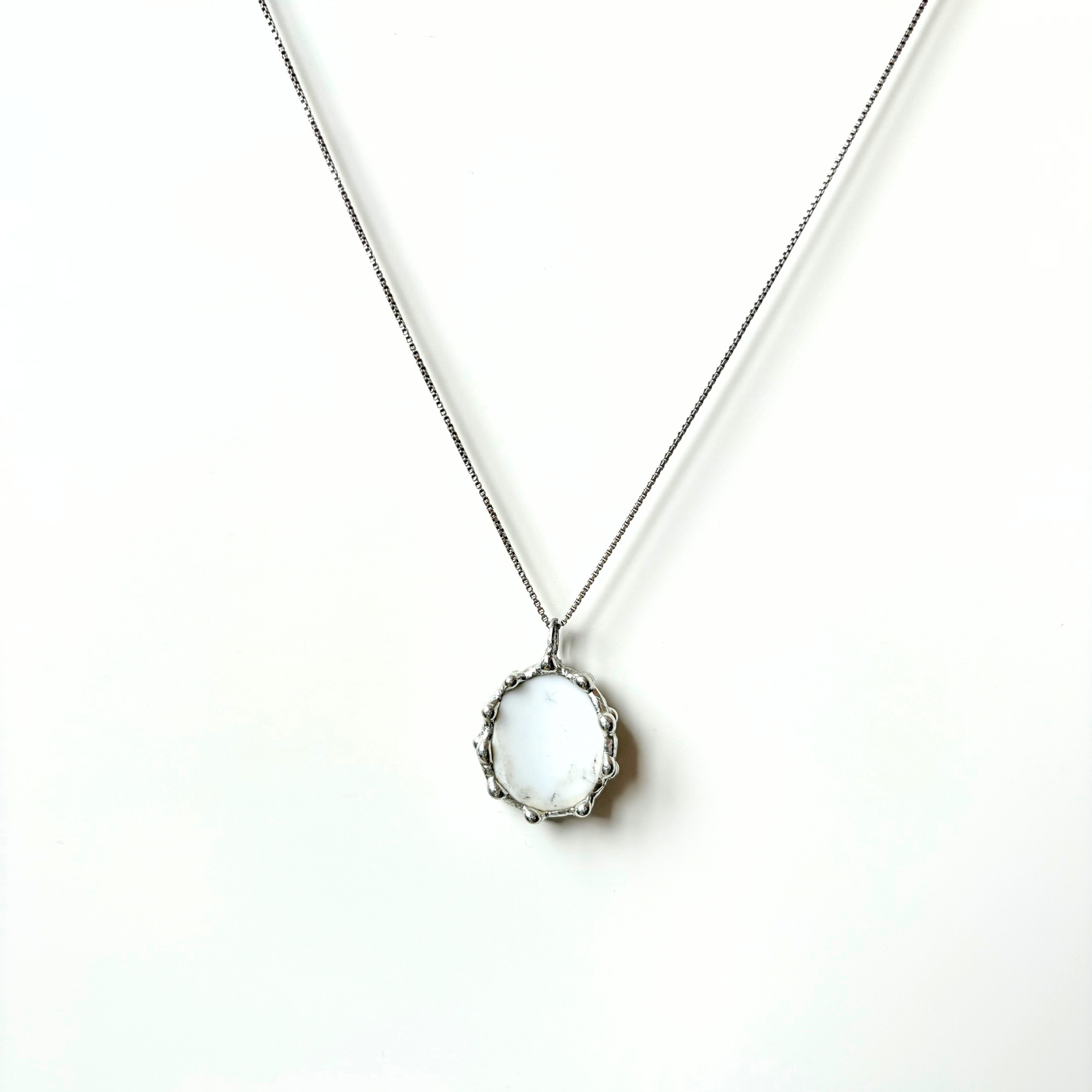 Porcelánový přívěsek se zelenými kytičkami