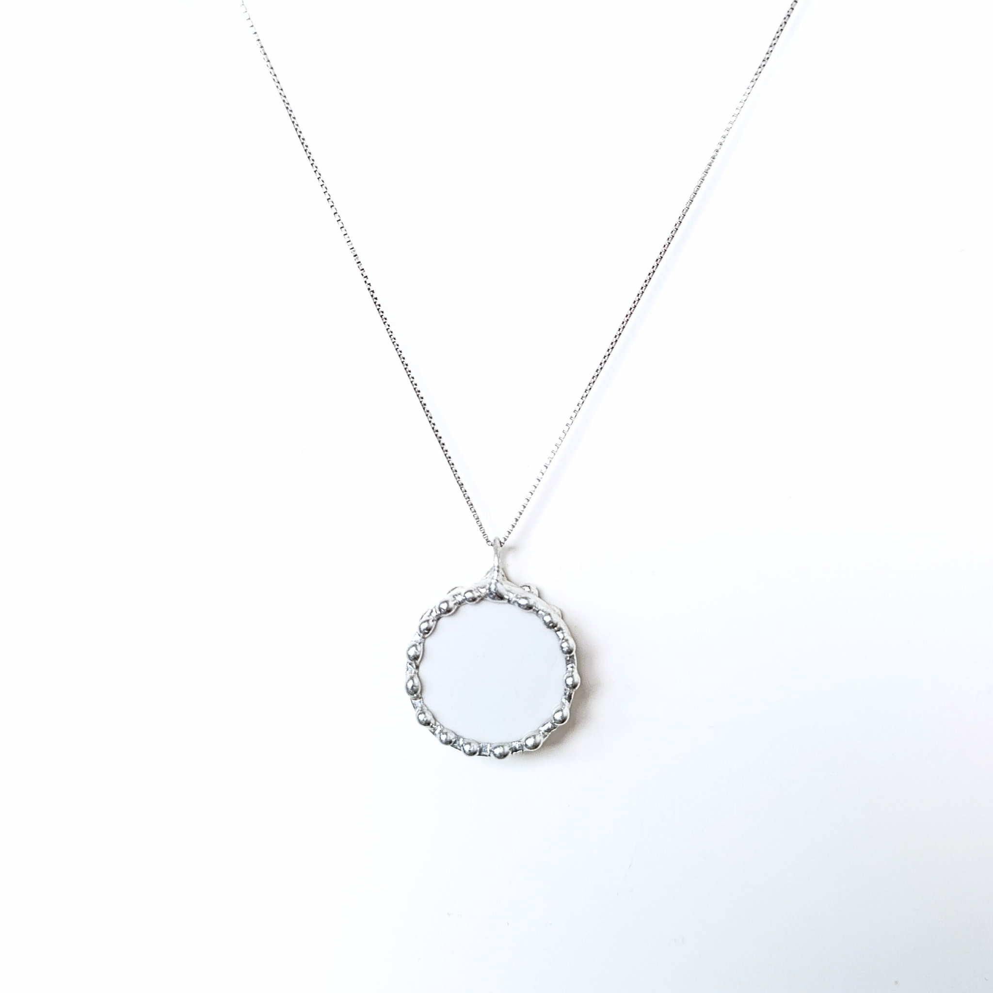 Porcelánový přívěsek se včelou