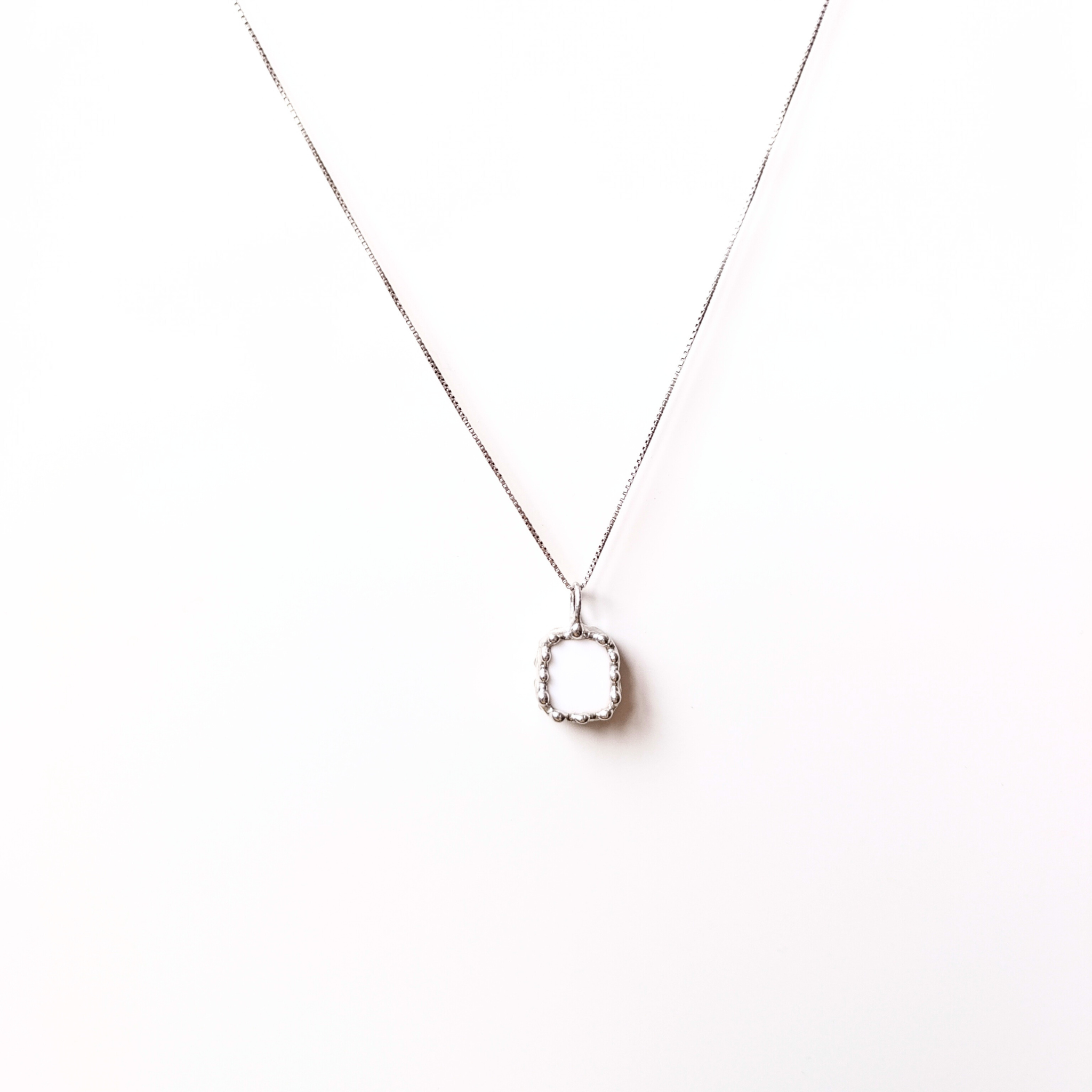 Porcelánový přívěsek s loukou