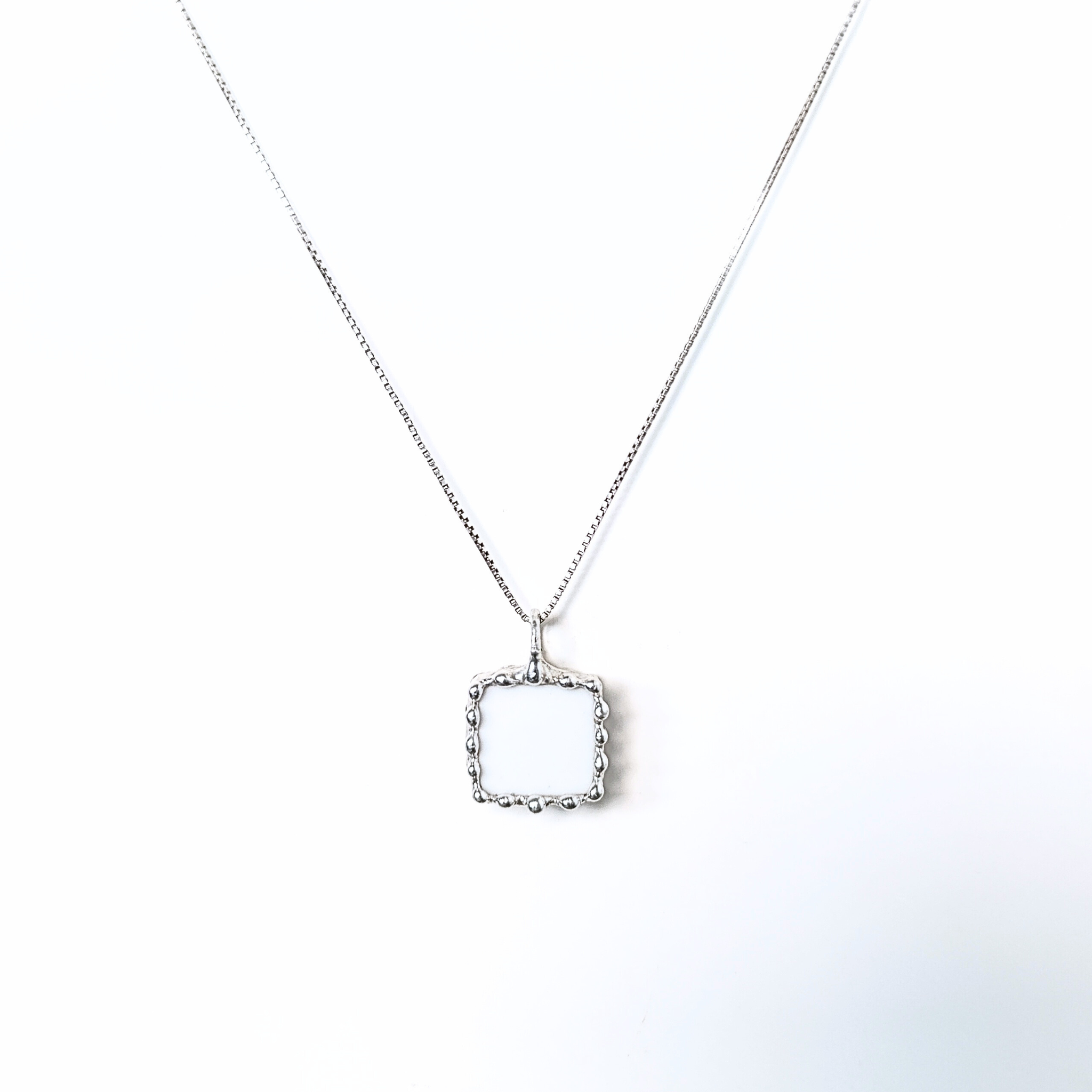 Porcelánový přívěsek s květinou