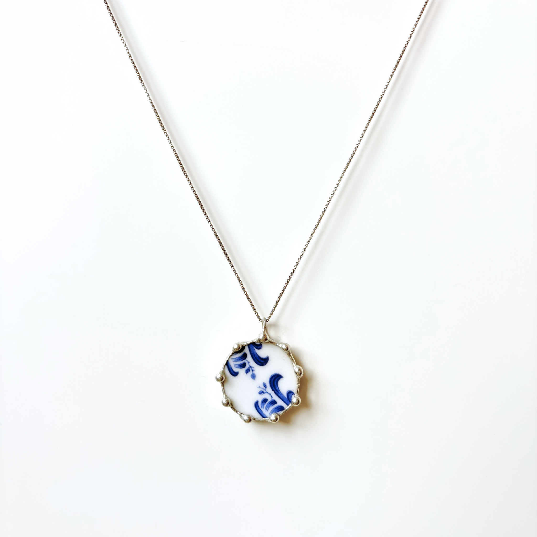 Porcelánový přívěsek s modrým motivem