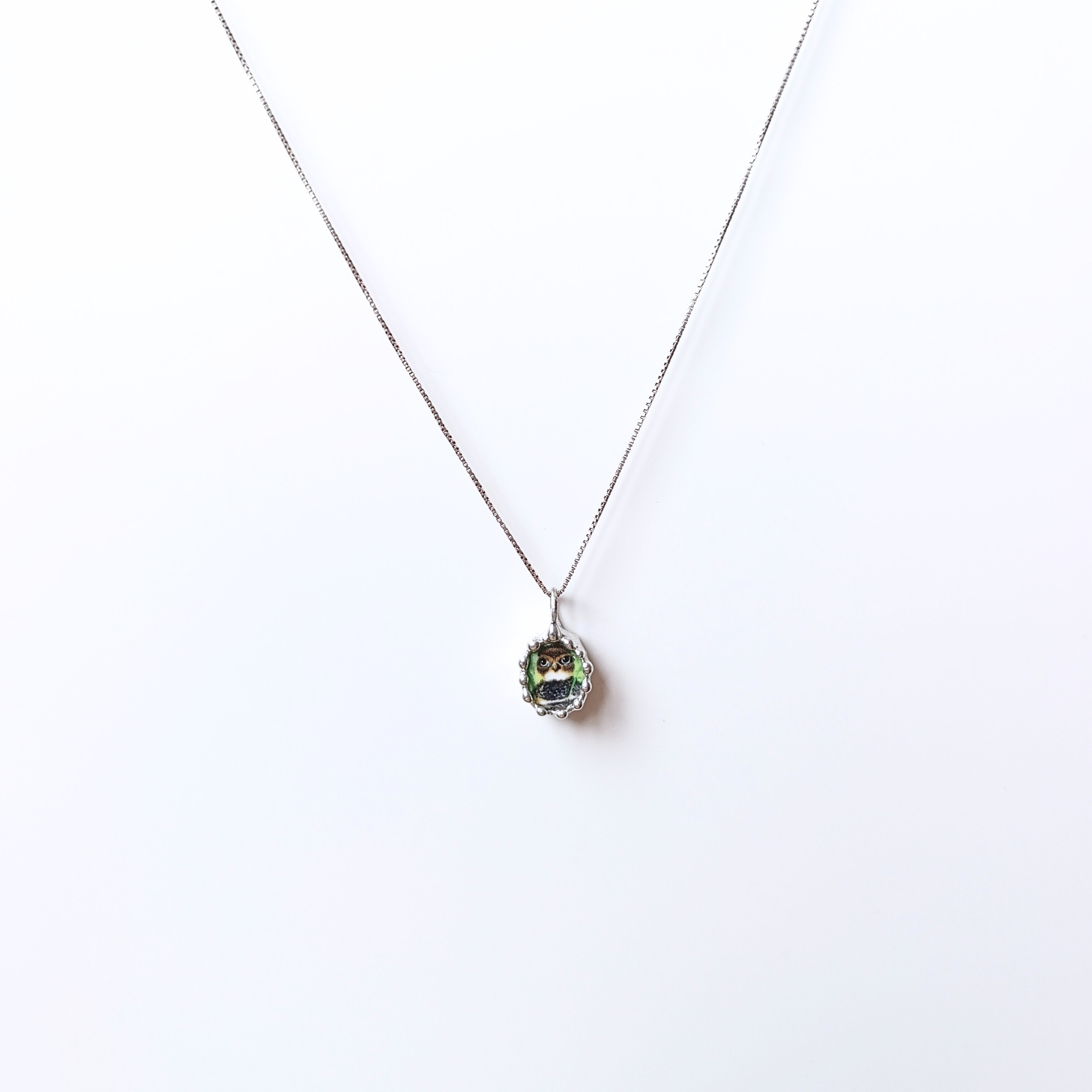 Porcelánový přívěsek s dravcem