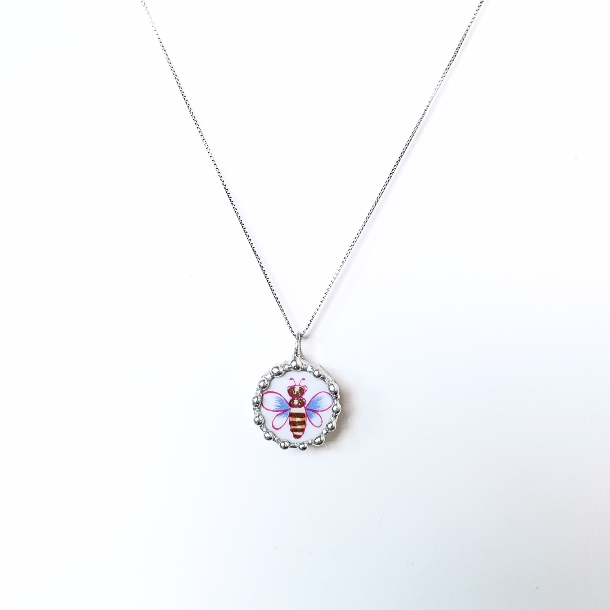 Porcelánový přívěsek se včelou