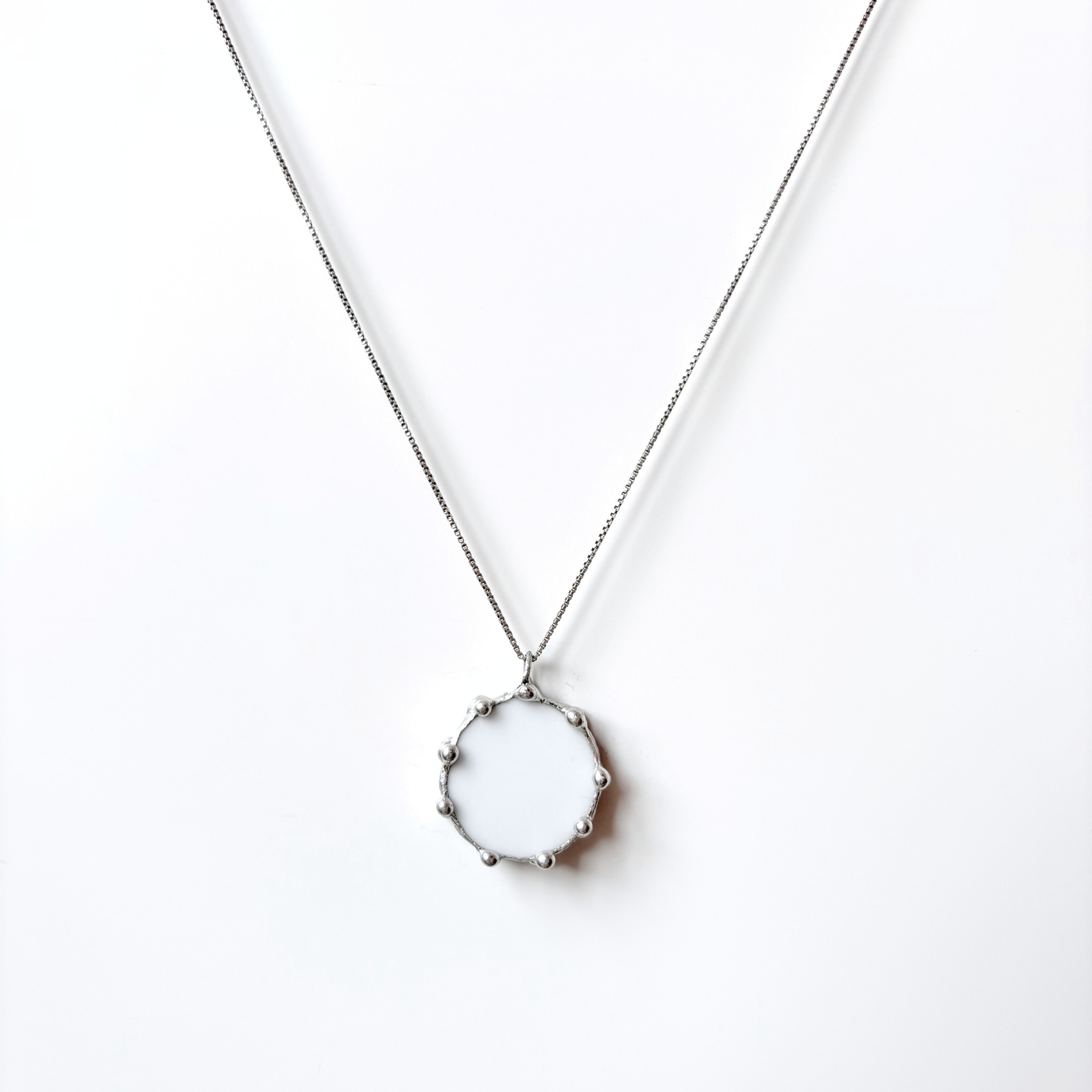 Porcelánový přívěsek s modrým motivem