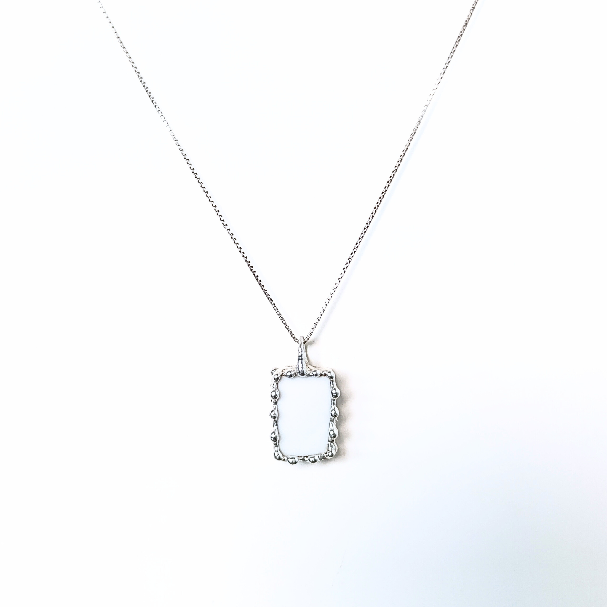 Porcelánový přívěsek s květinou