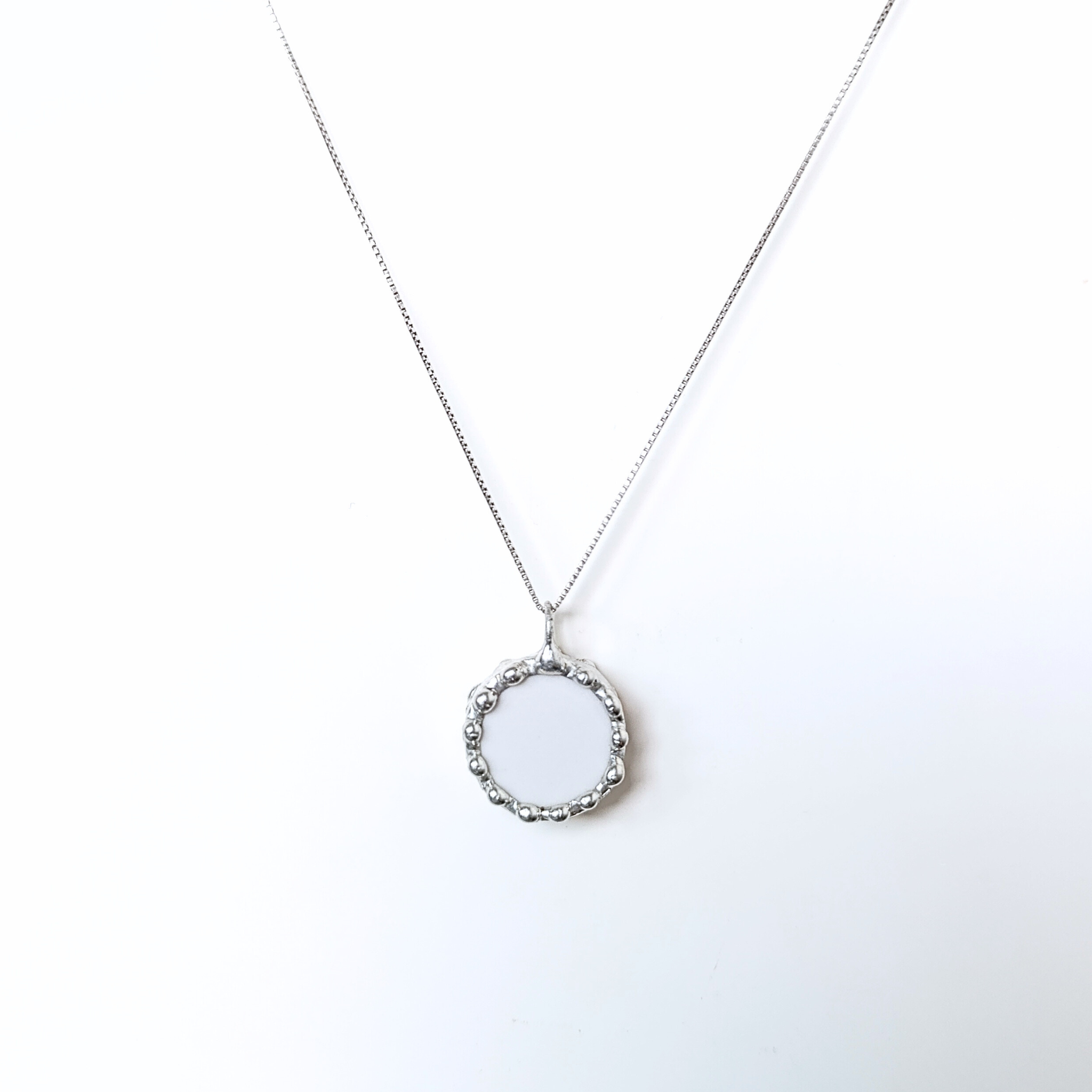 Porcelánový přívěsek se včelou