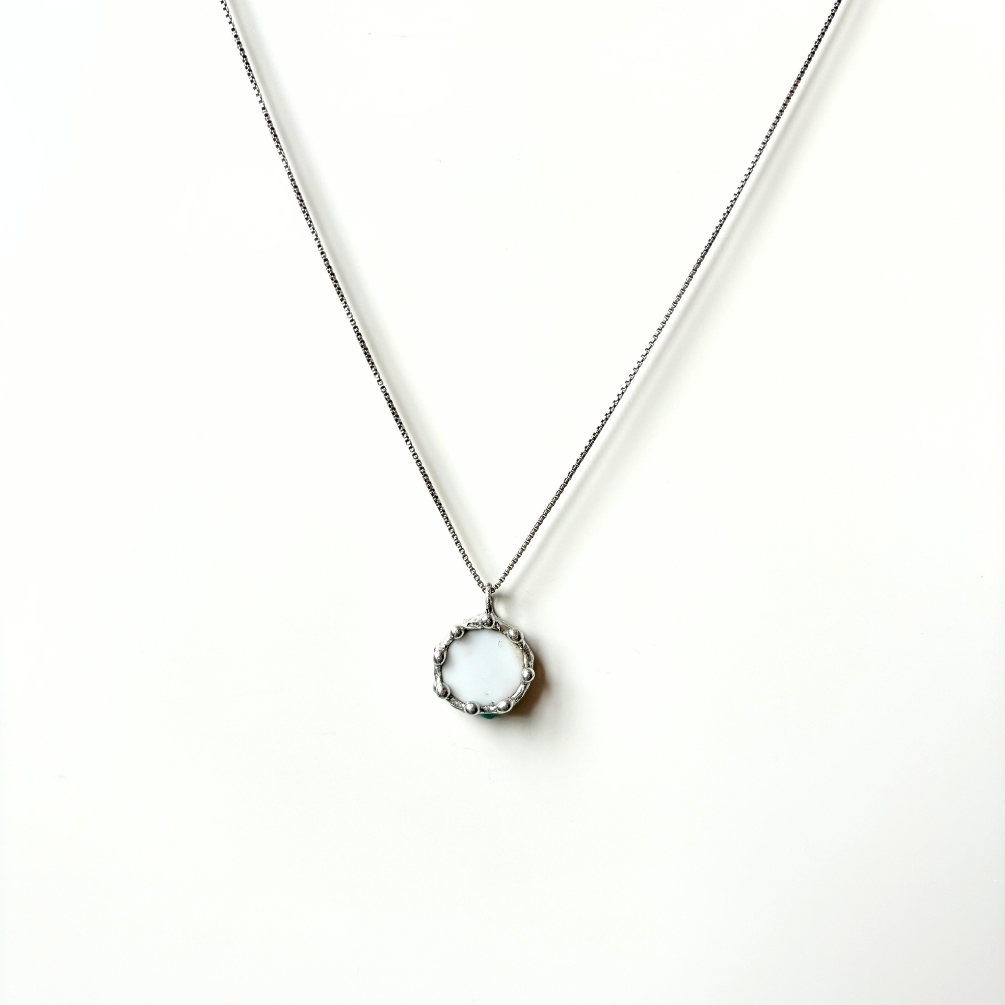 Porcelánový přívěsek se zelenou kytičkou