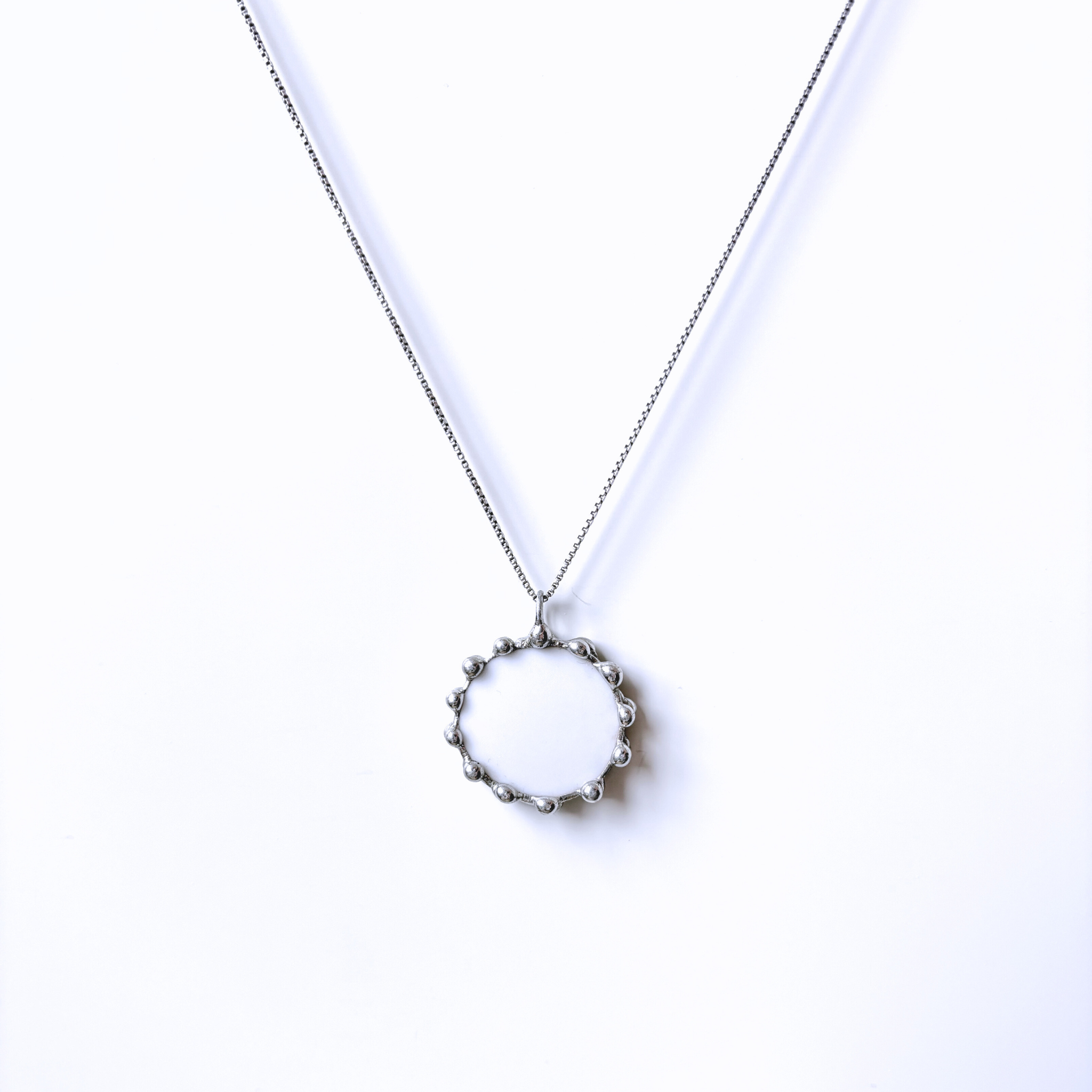 Porcelánový přívěsek s modrou kytičkou