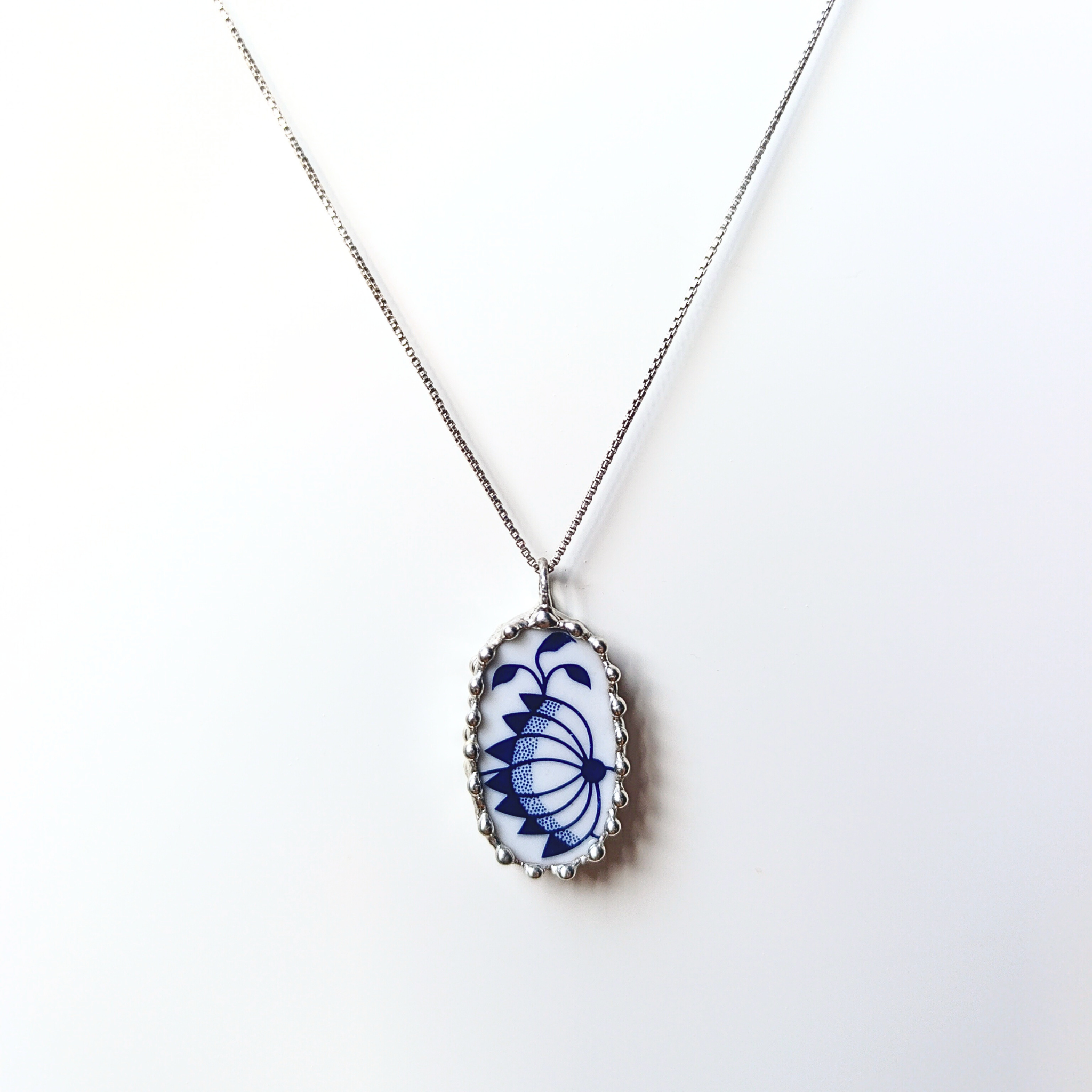 Porcelánový přívěsek s cibulákovým vzorem: chryzantéma list