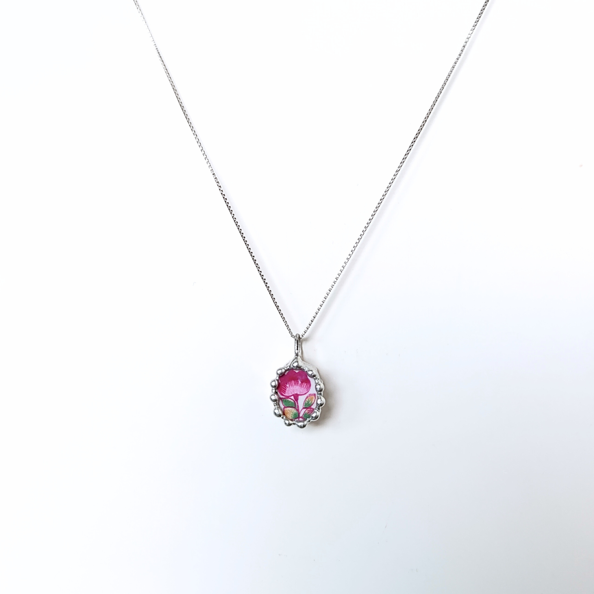 Porcelánový přívěsek s květinou