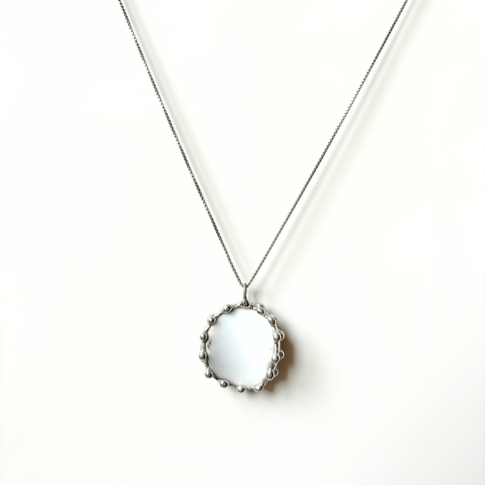 Porcelánový přívěsek se zelenou kytičkou