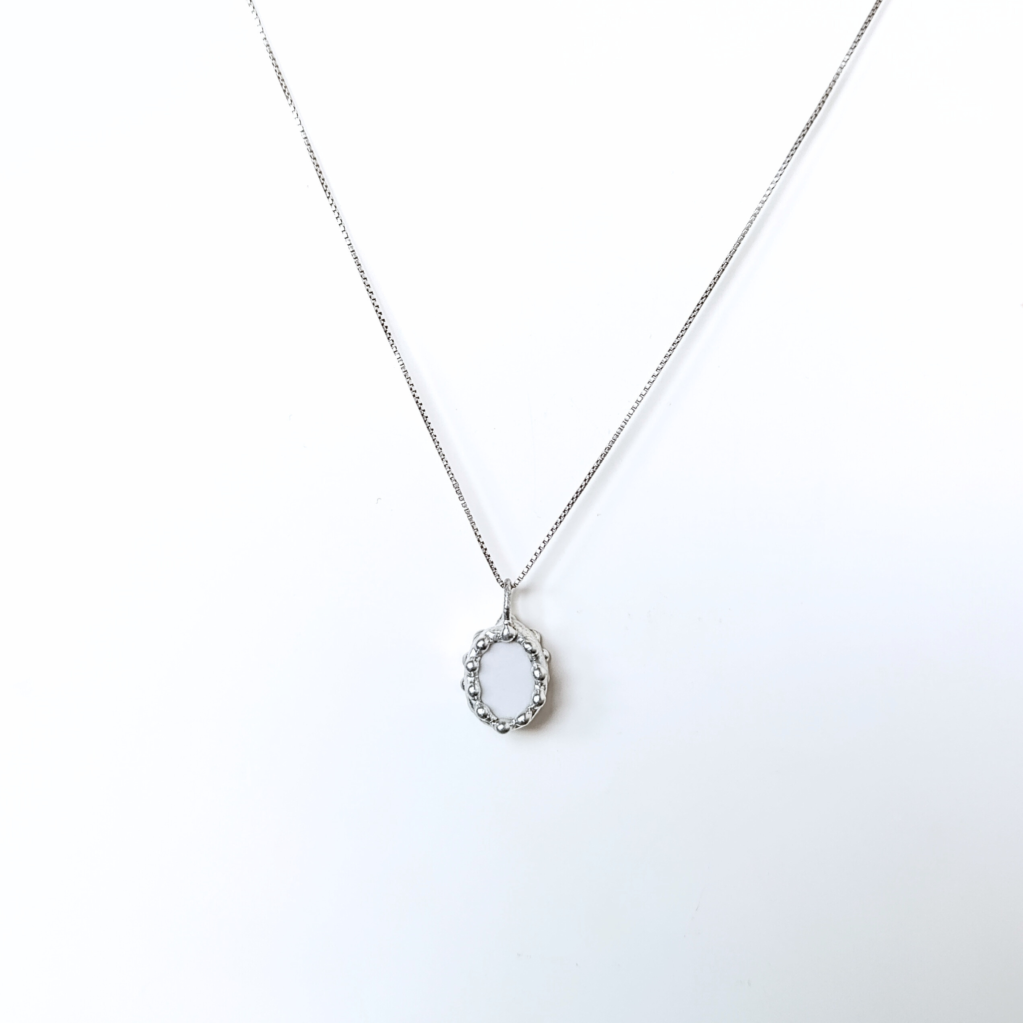 Porcelánový přívěsek s květinou