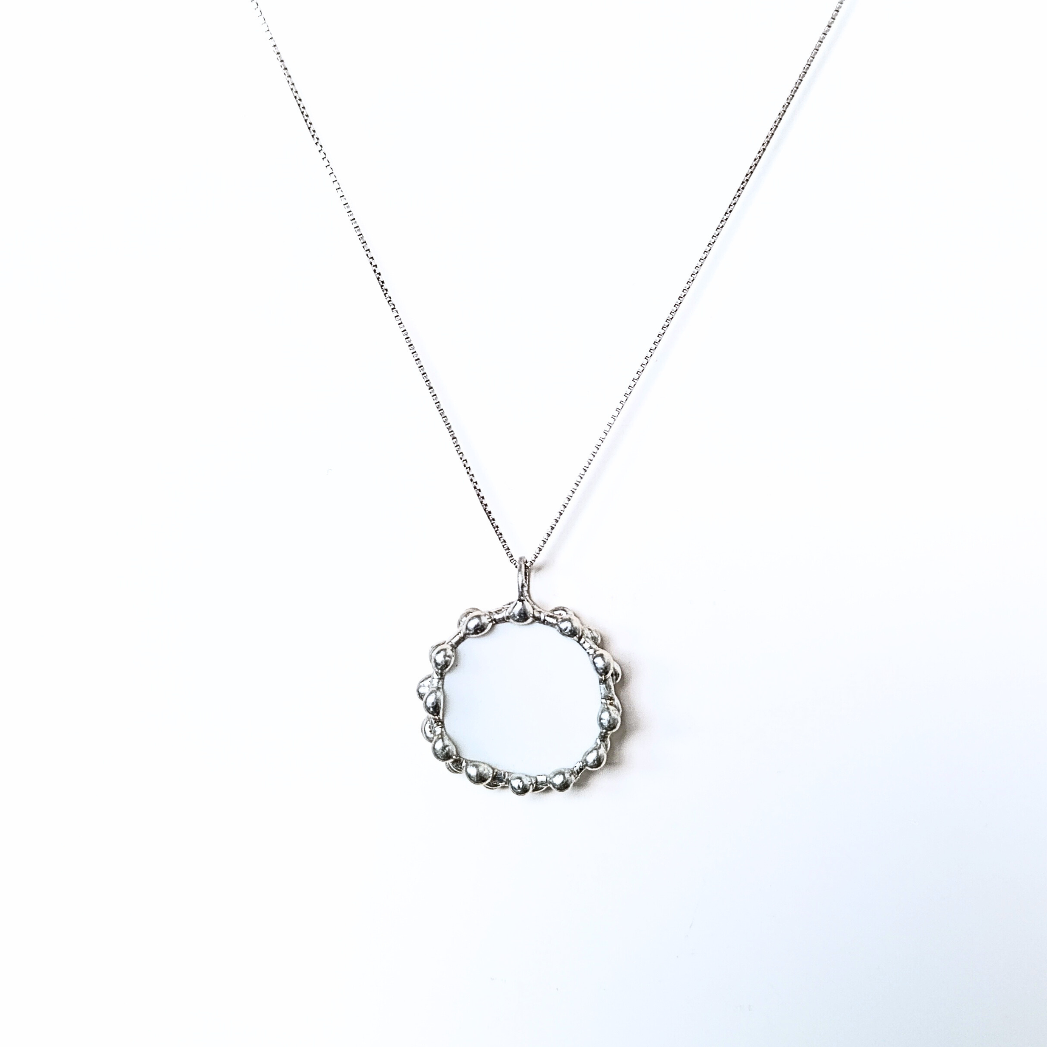 Porcelánový přívěsek s růžovými květinami