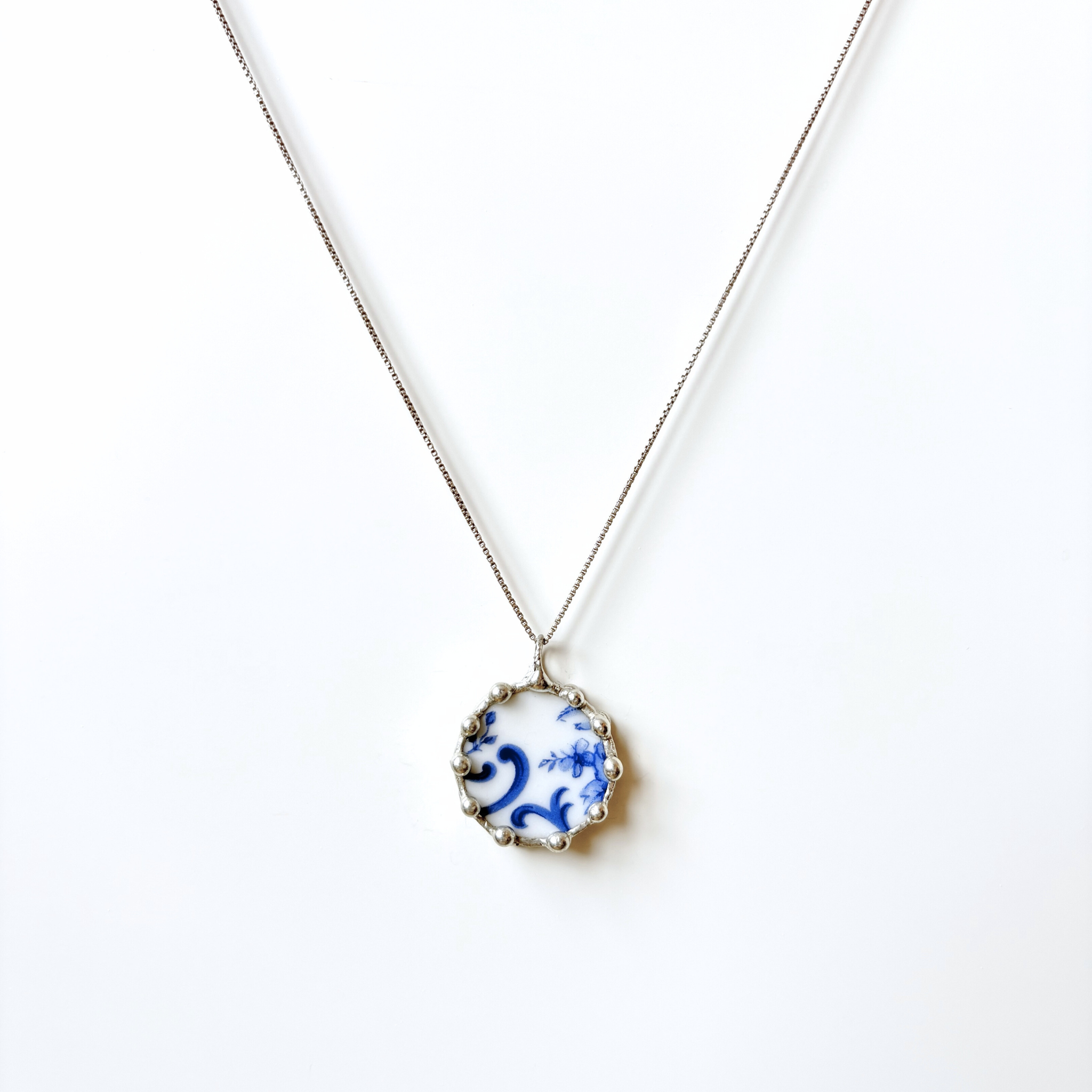 Porcelánový přívěsek s modrým motivem