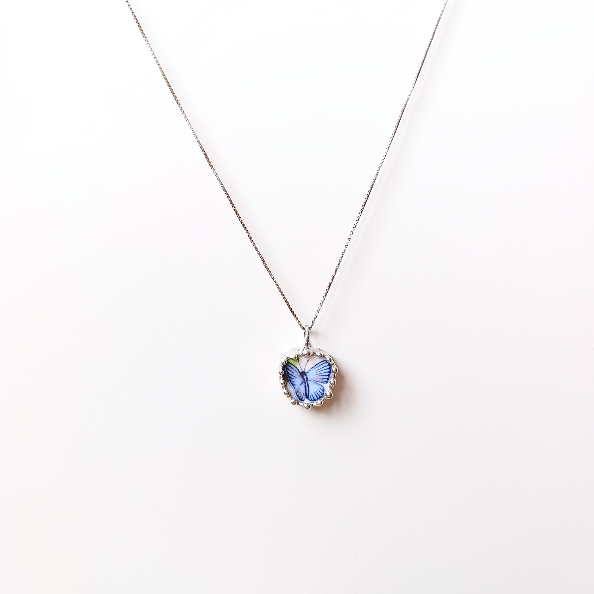 Porcelánový přívěsek s motýlem