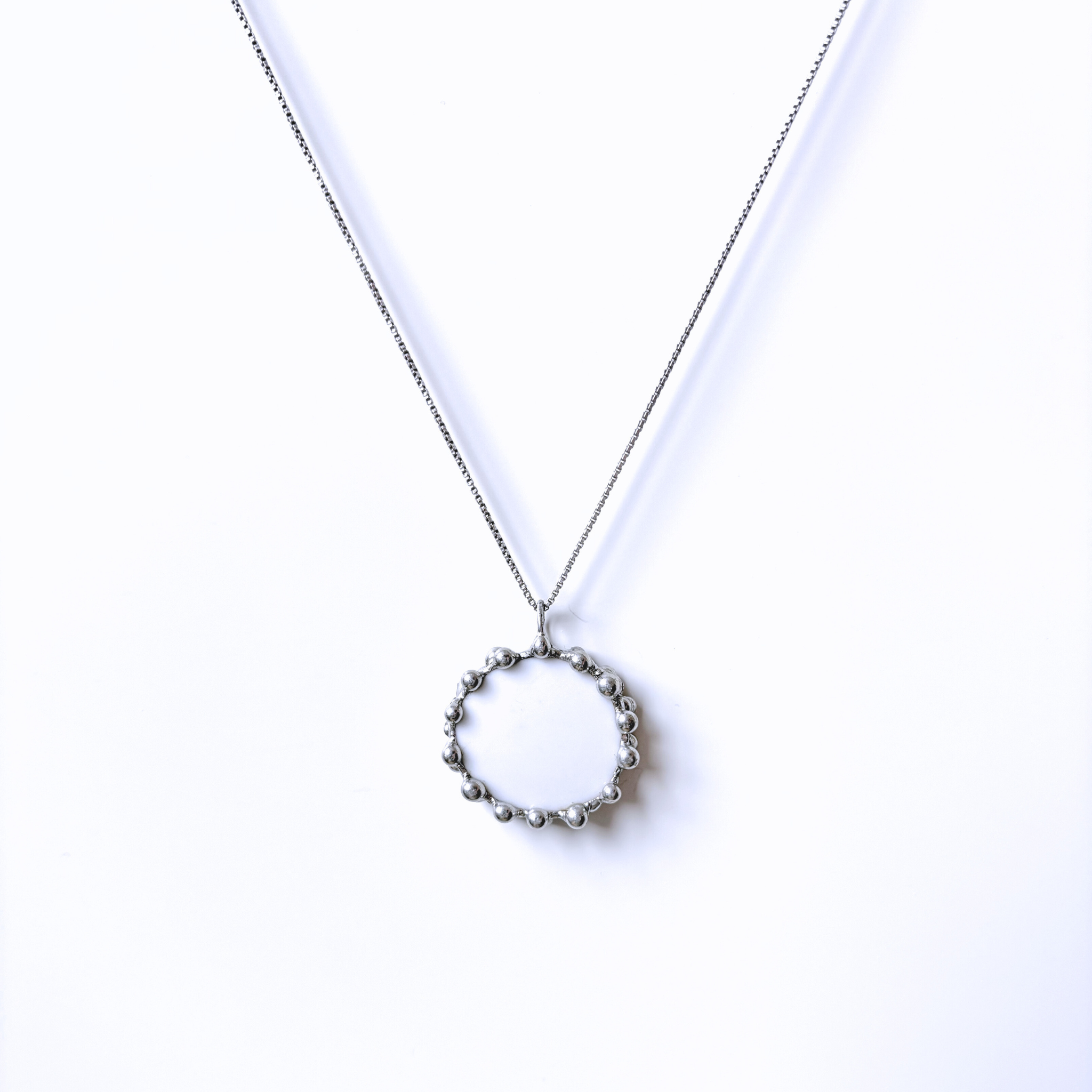 Porcelánový přívěsek s modrou kytičkou