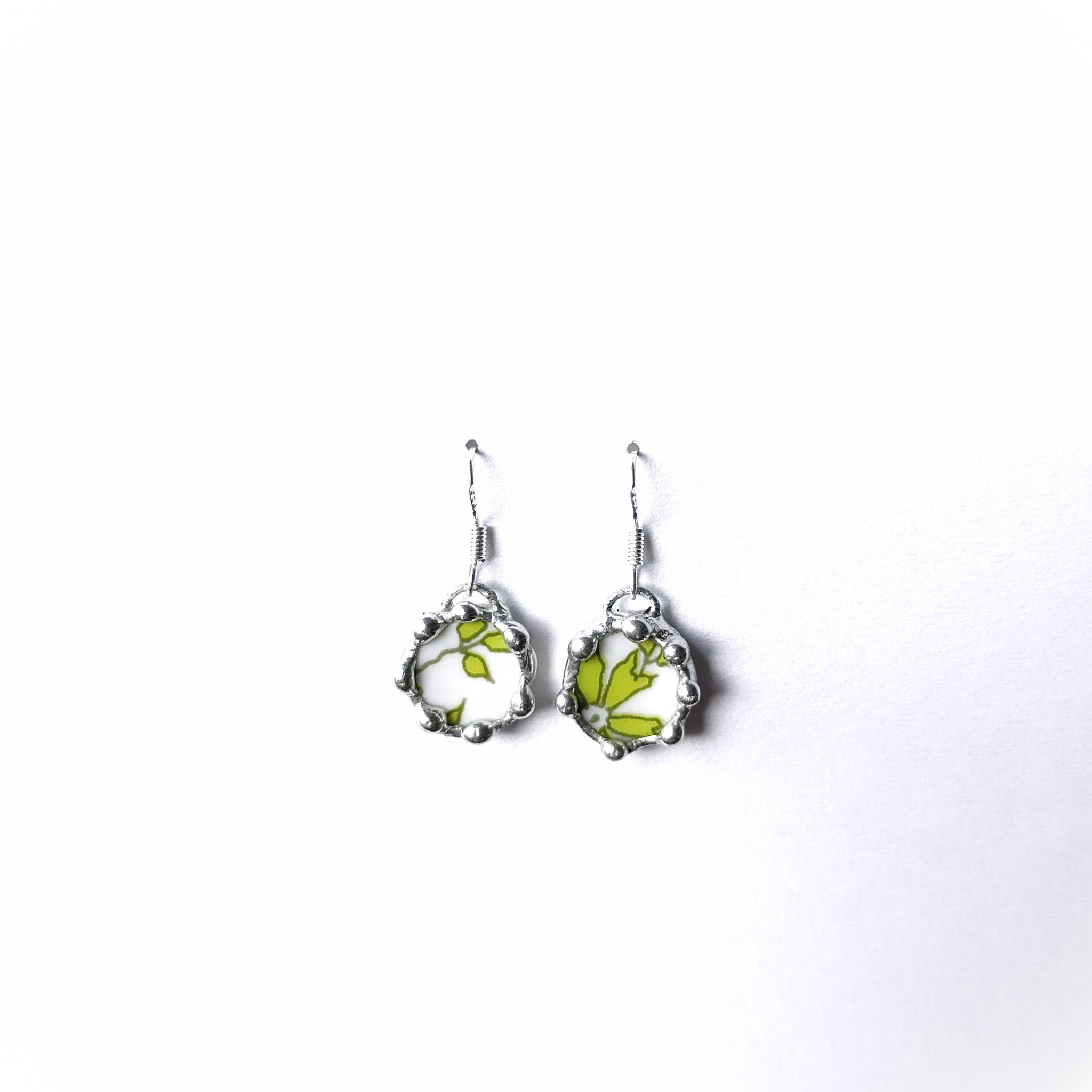 Porcelánové náušnice se zelenými kytičkami