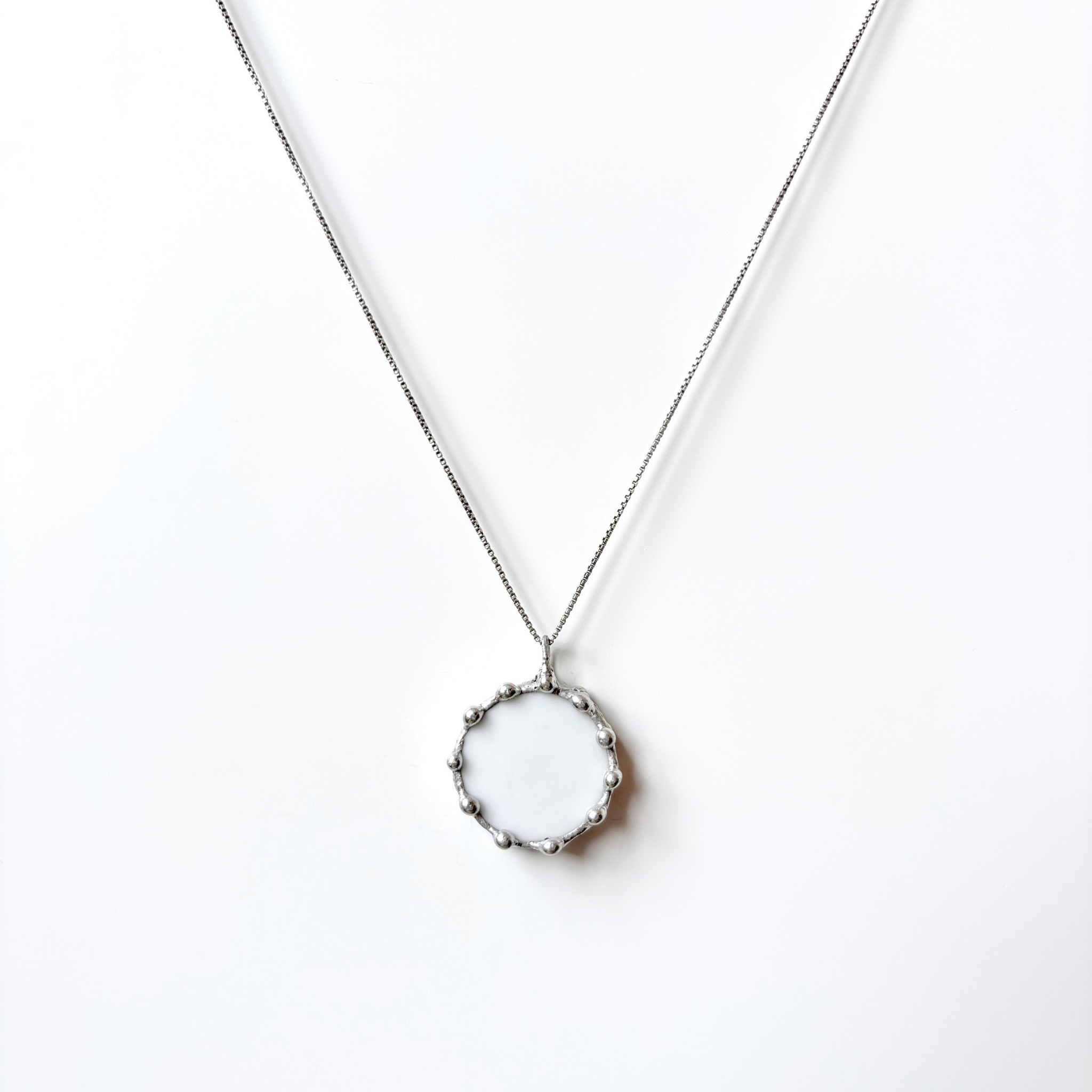 Porcelánový přívěsek s modrým motivem