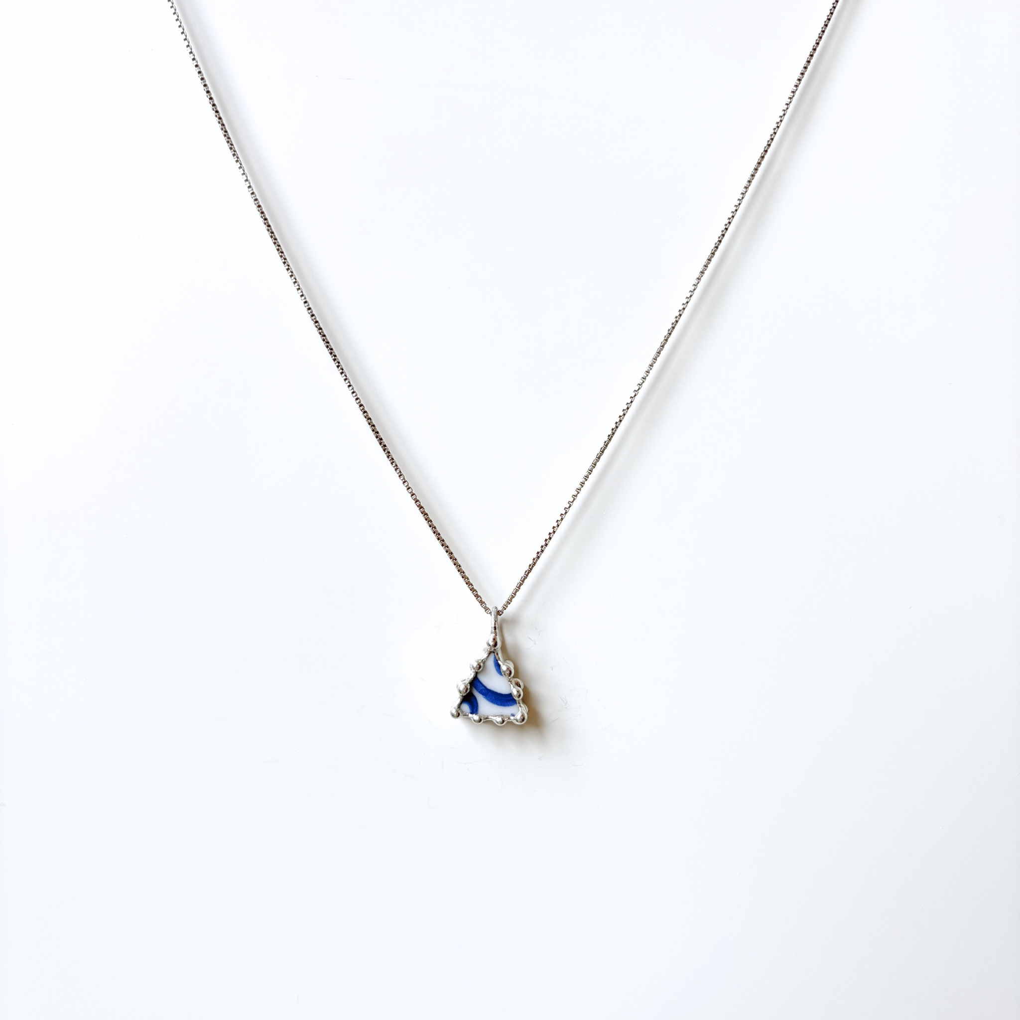 Porcelánový přívěsek s modrým motivem