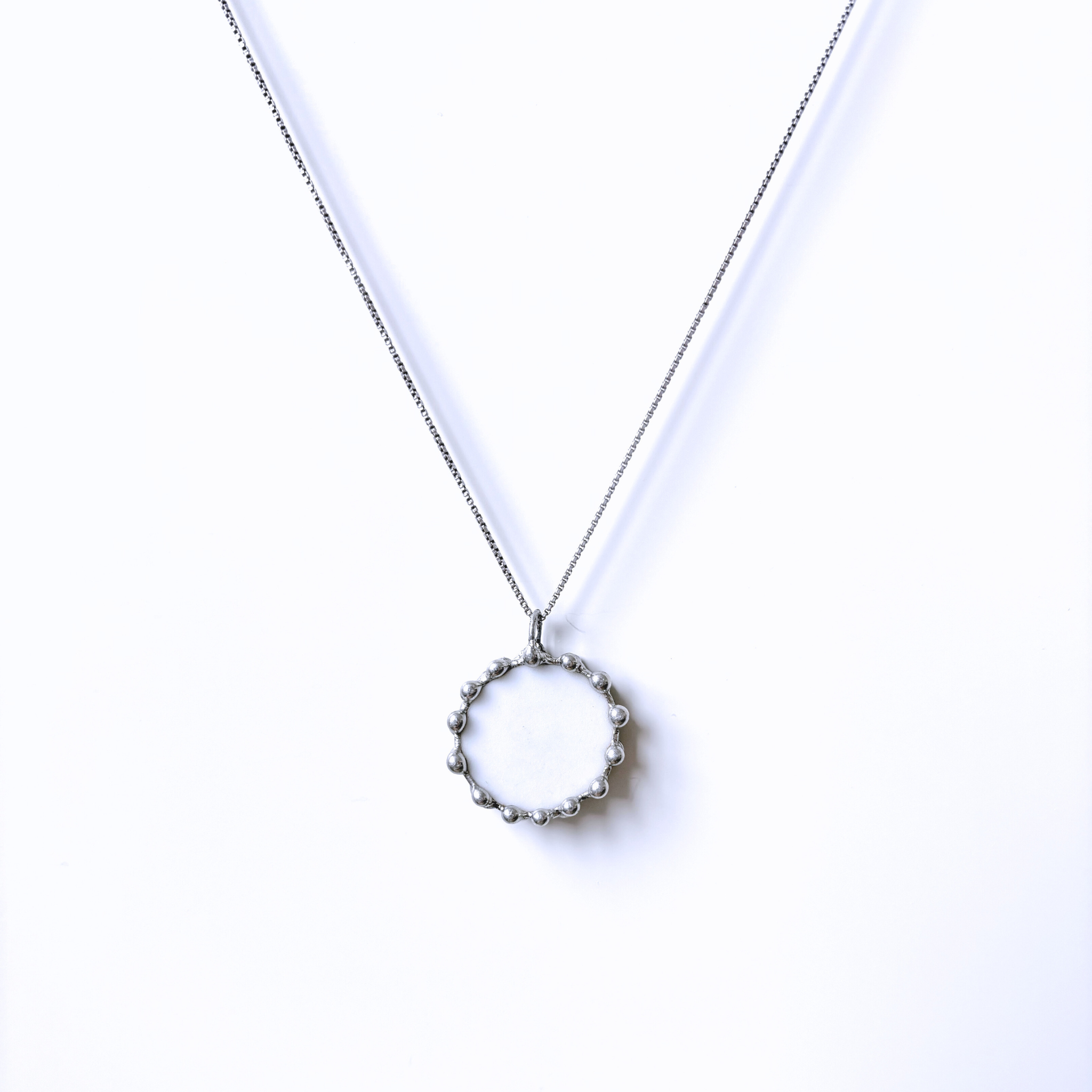 Porcelánový přívěsek s nápisem MADE IN CHINA