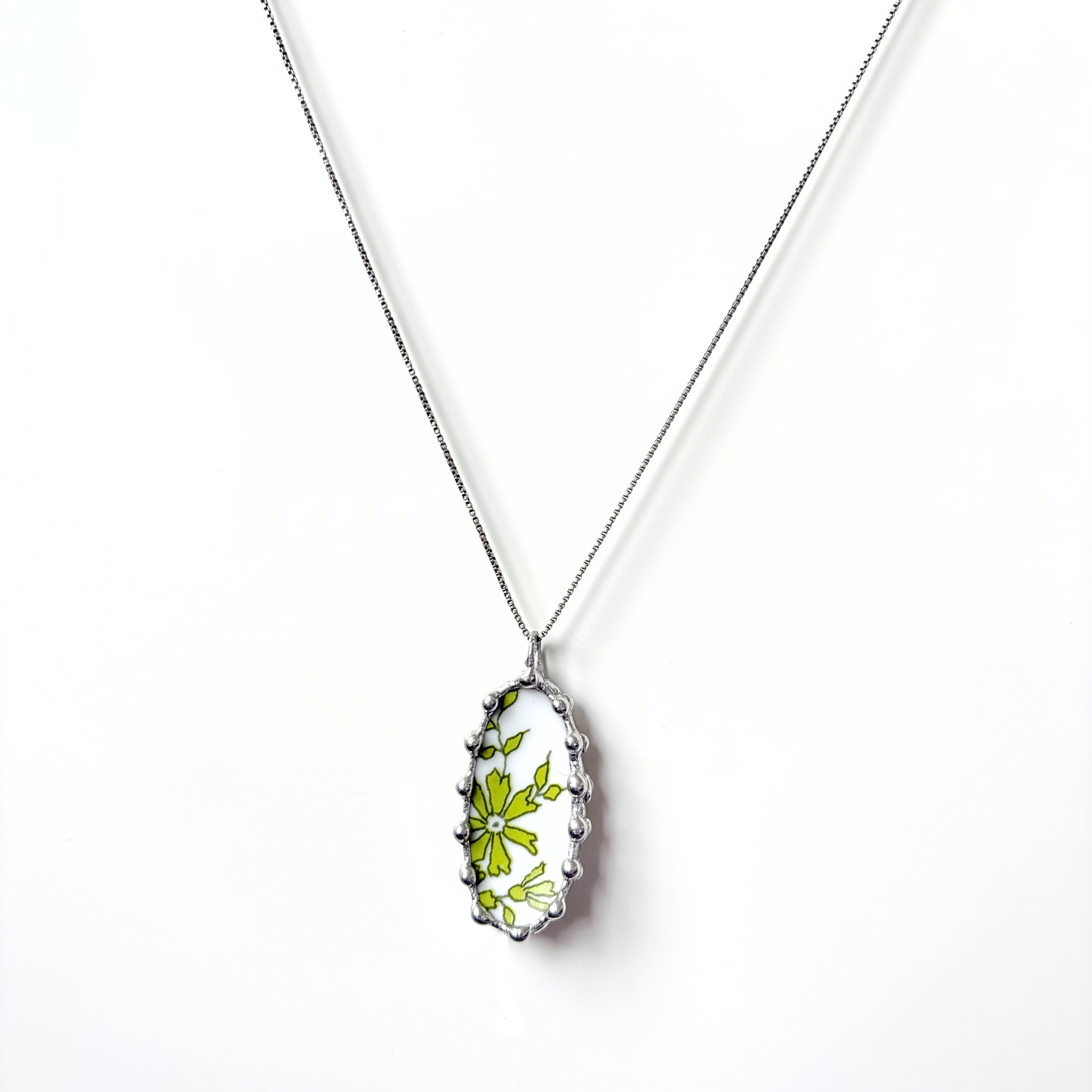 Porcelánový přívěsek se zelenými kytičkami