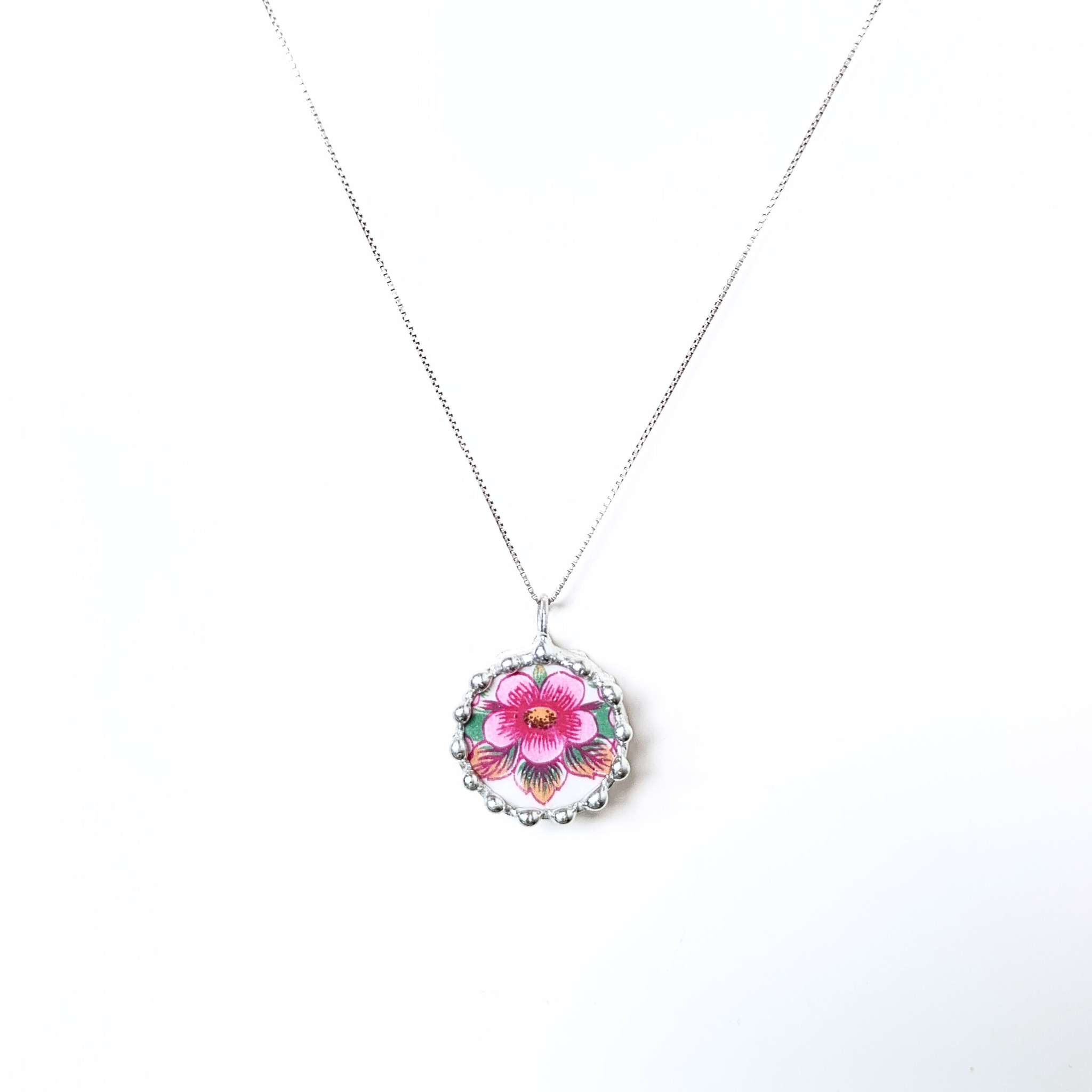 Porcelánový přívěsek s květinou