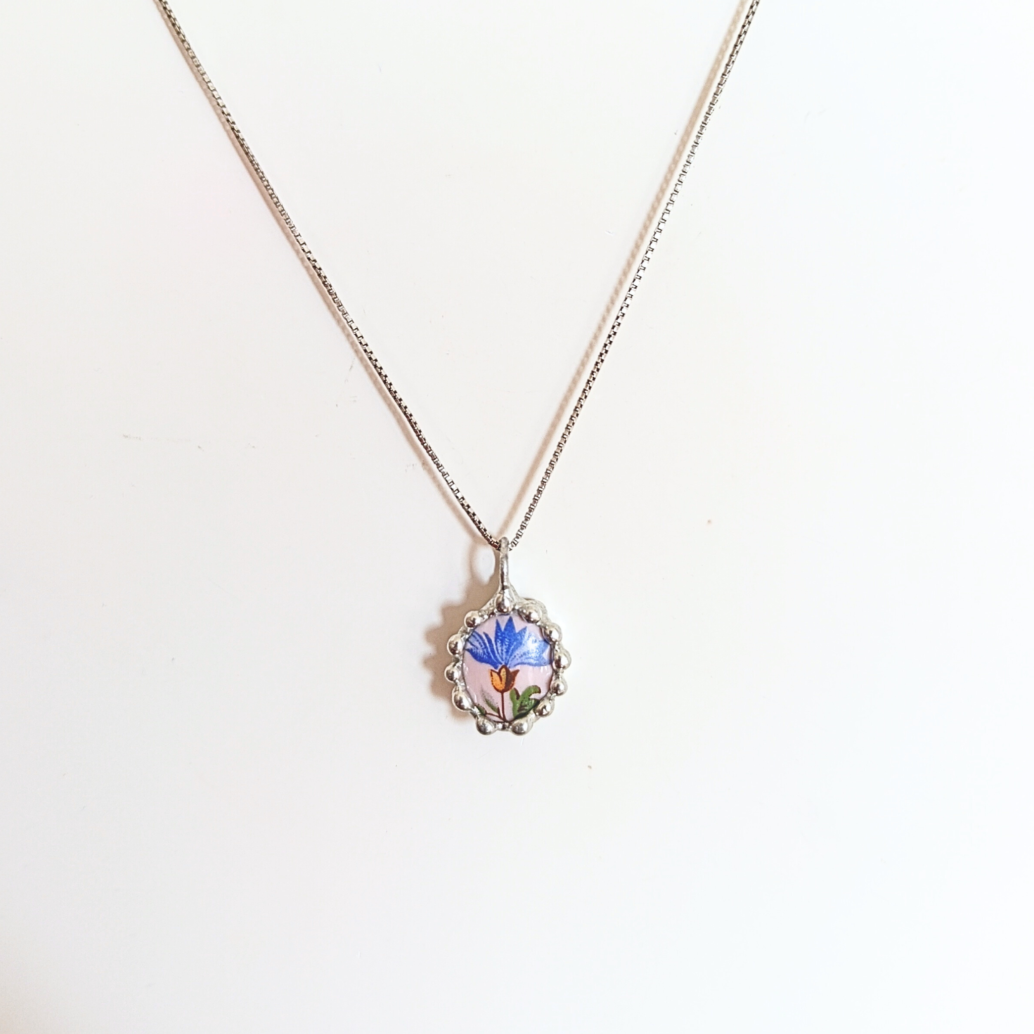 Porcelánový přívěsek s chrpou