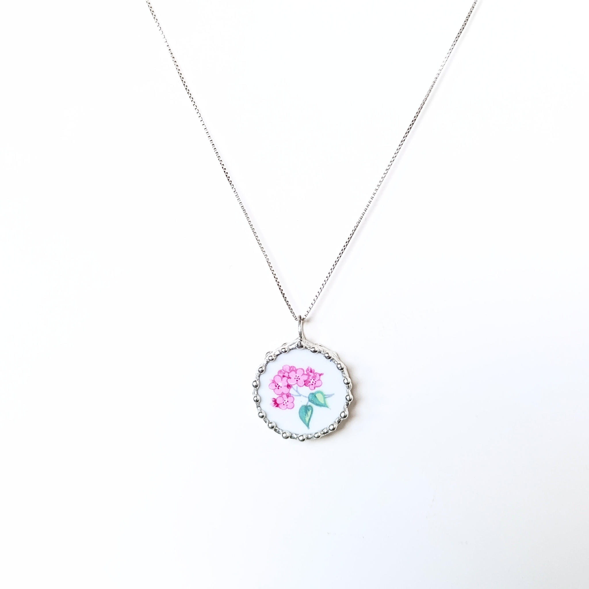 Porcelánový přívěsek s květinou