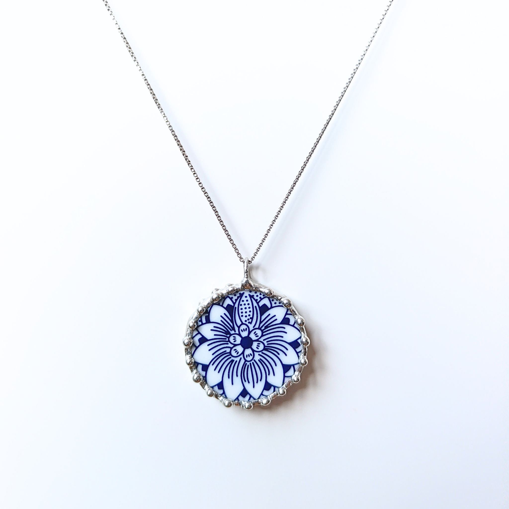 Porcelánový přívěsek s cibulákovým vzorem: chryzantéma