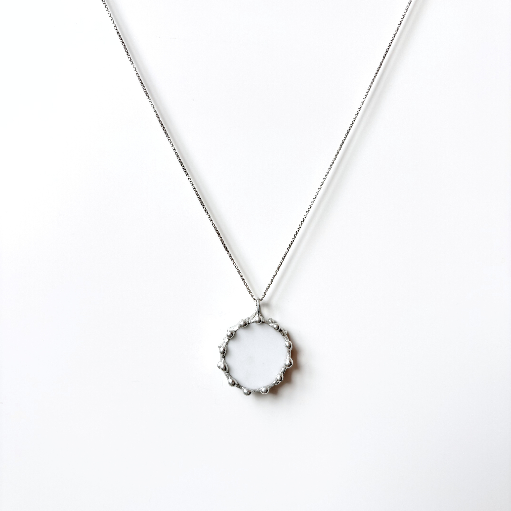 Porcelánový přívěsek s modrou květinou