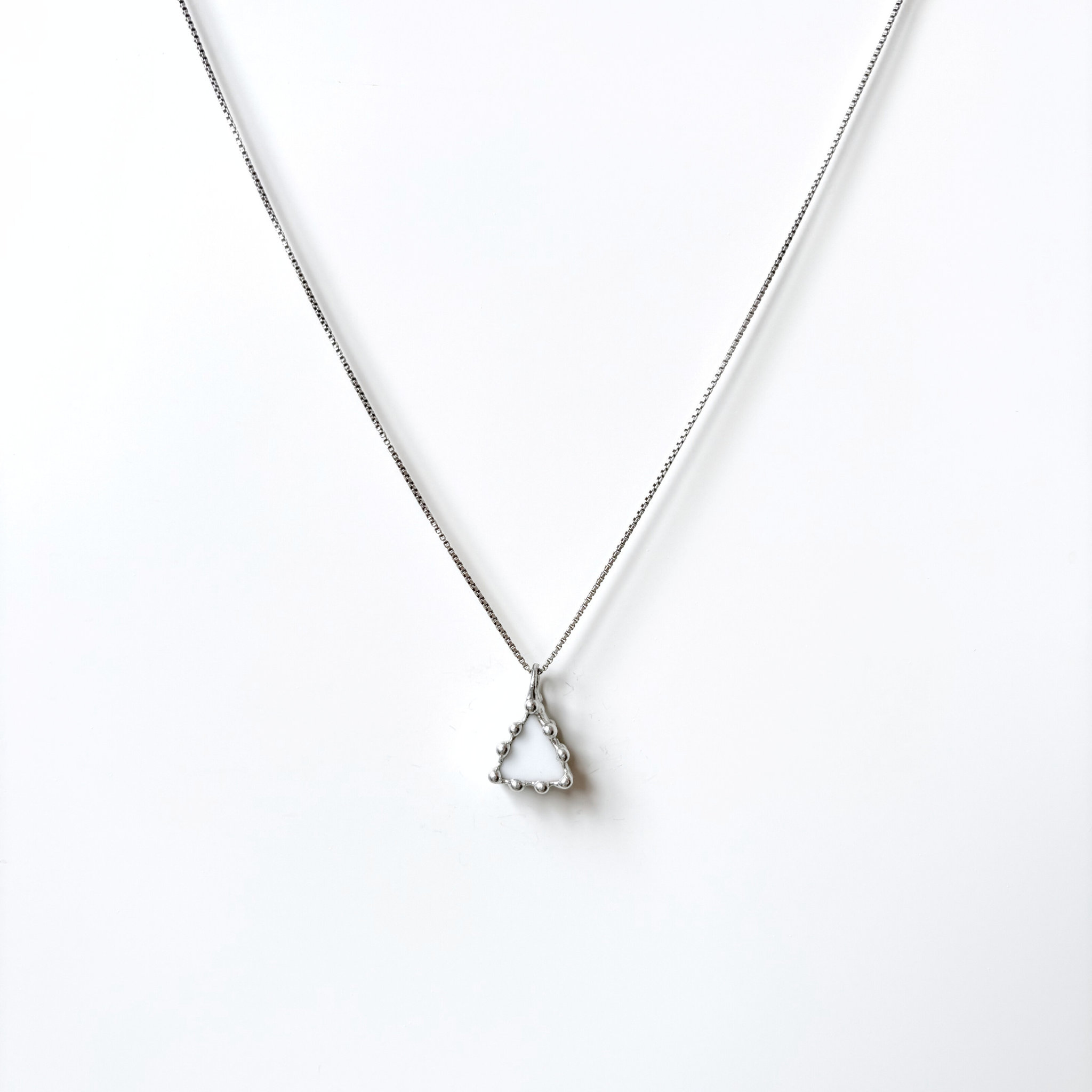 Porcelánový přívěsek s modrým motivem