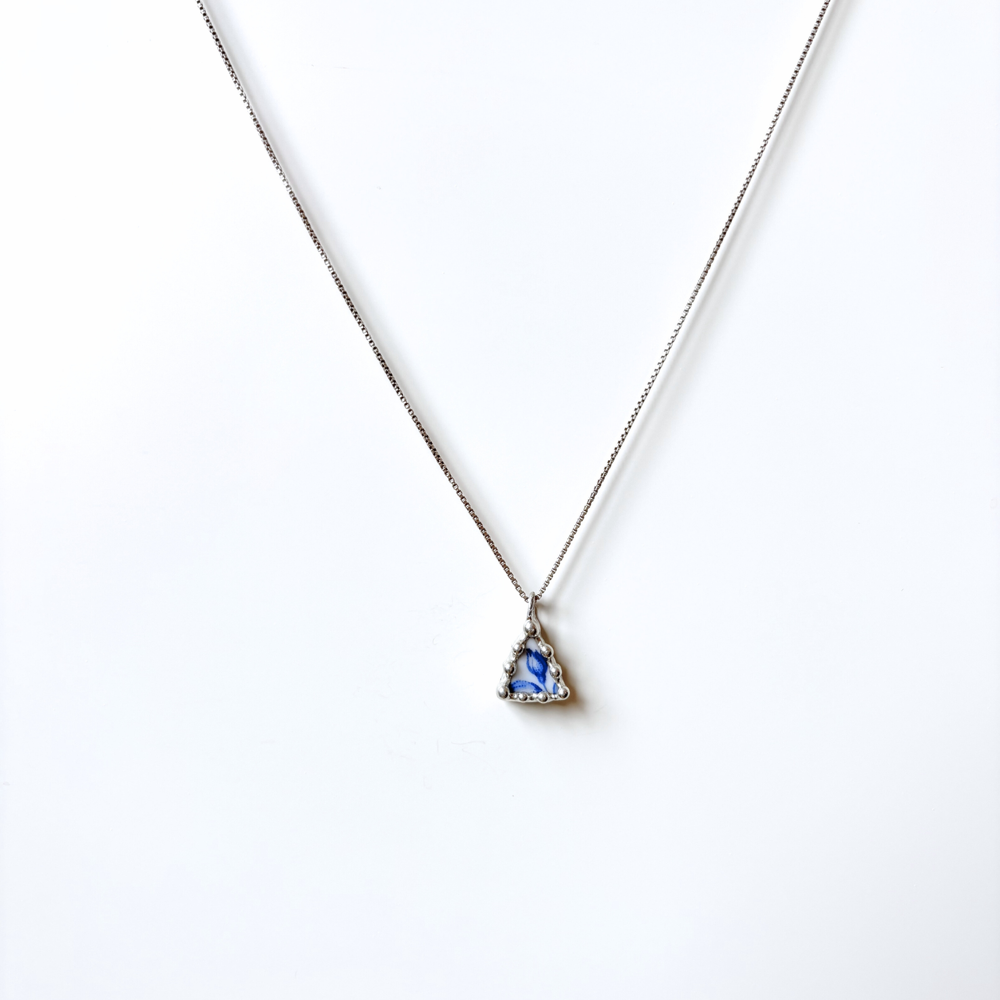 Porcelánový přívěsek s modrou růží