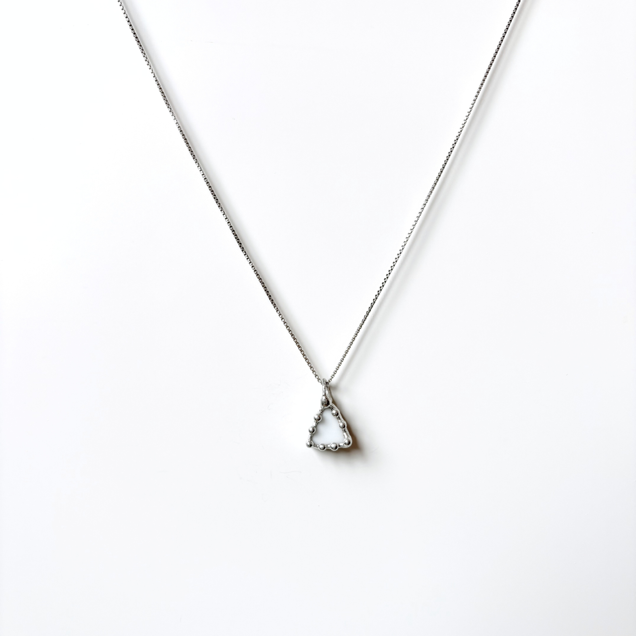 Porcelánový přívěsek s modrou růží