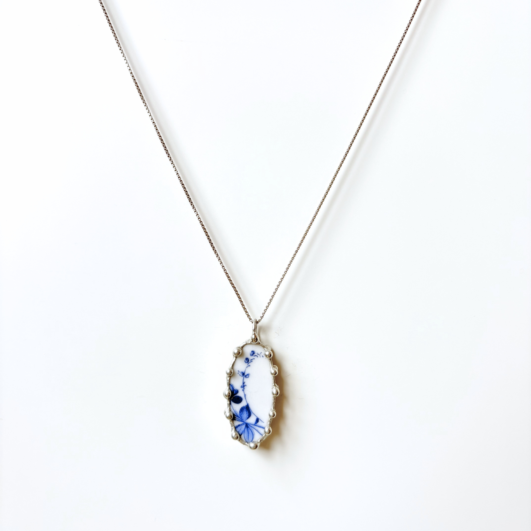 Porcelánový přívěsek s modrou květinou