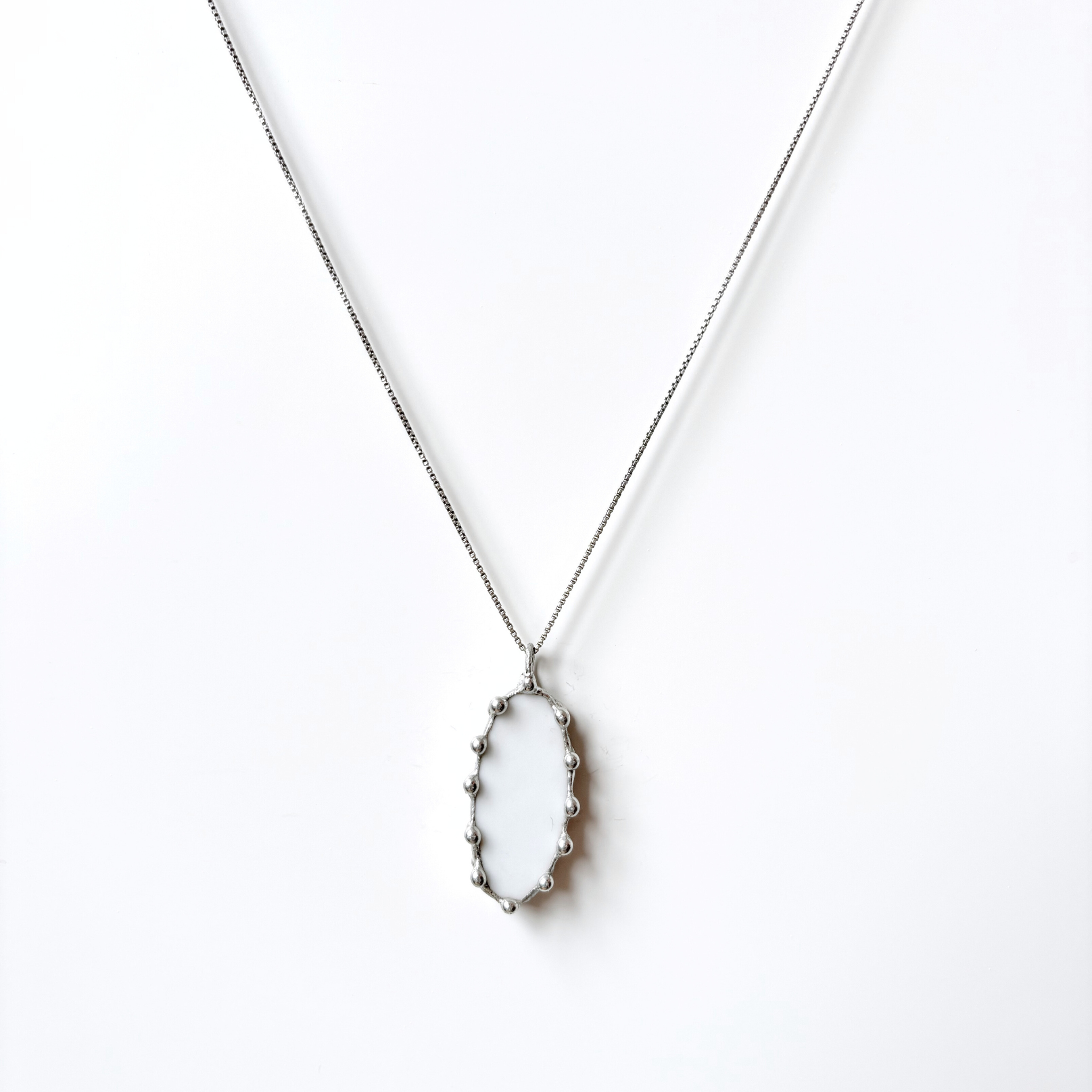 Porcelánový přívěsek s modrou květinou