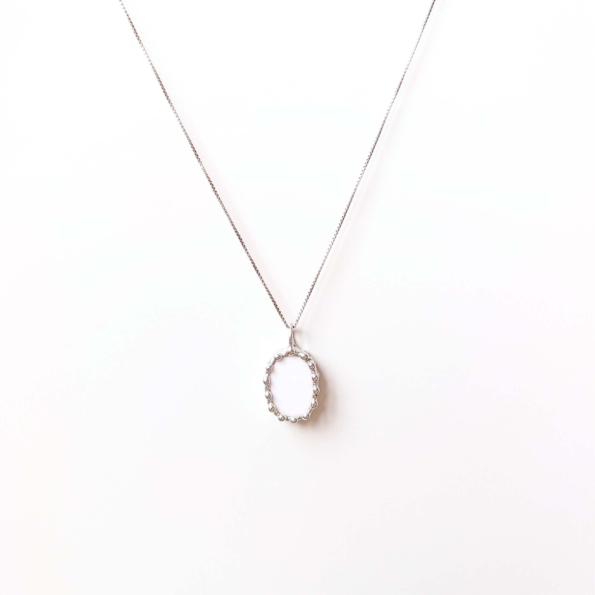 Porcelánový přívěsek s loukou