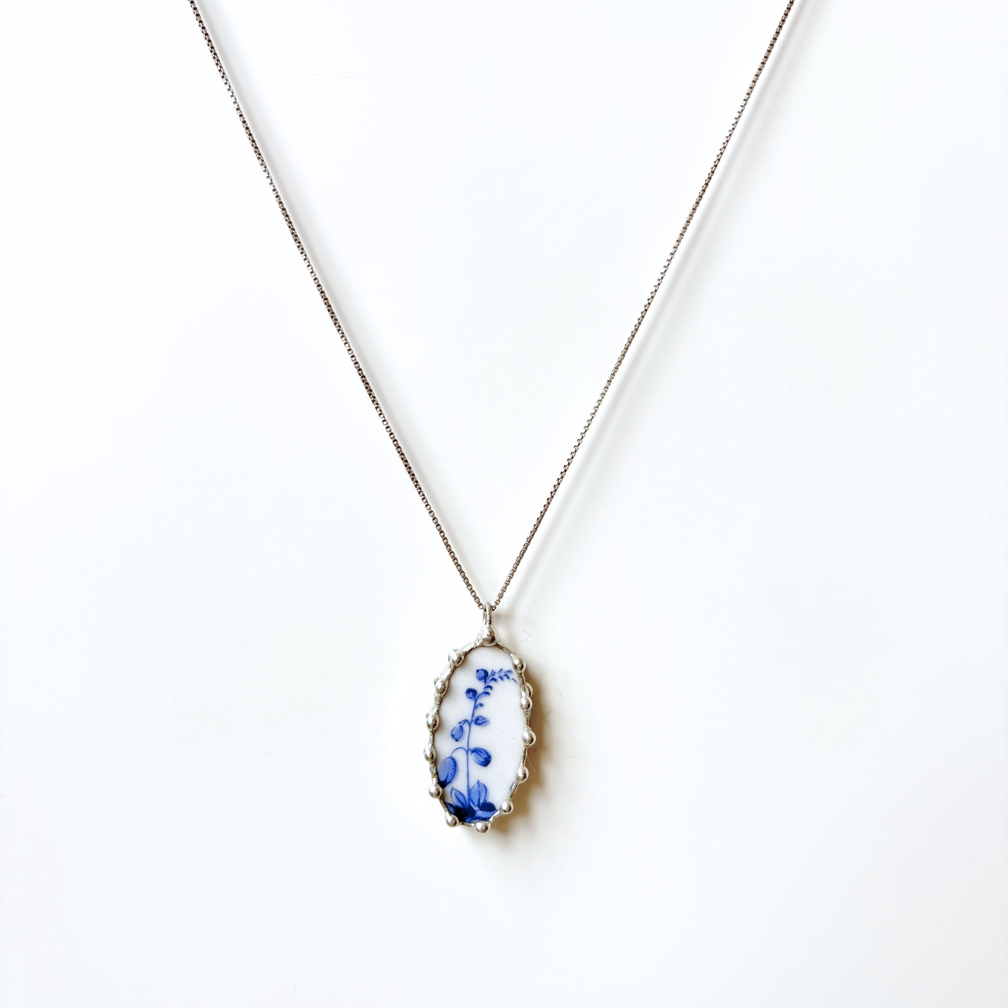 Porcelánový přívěsek s modrou květinou