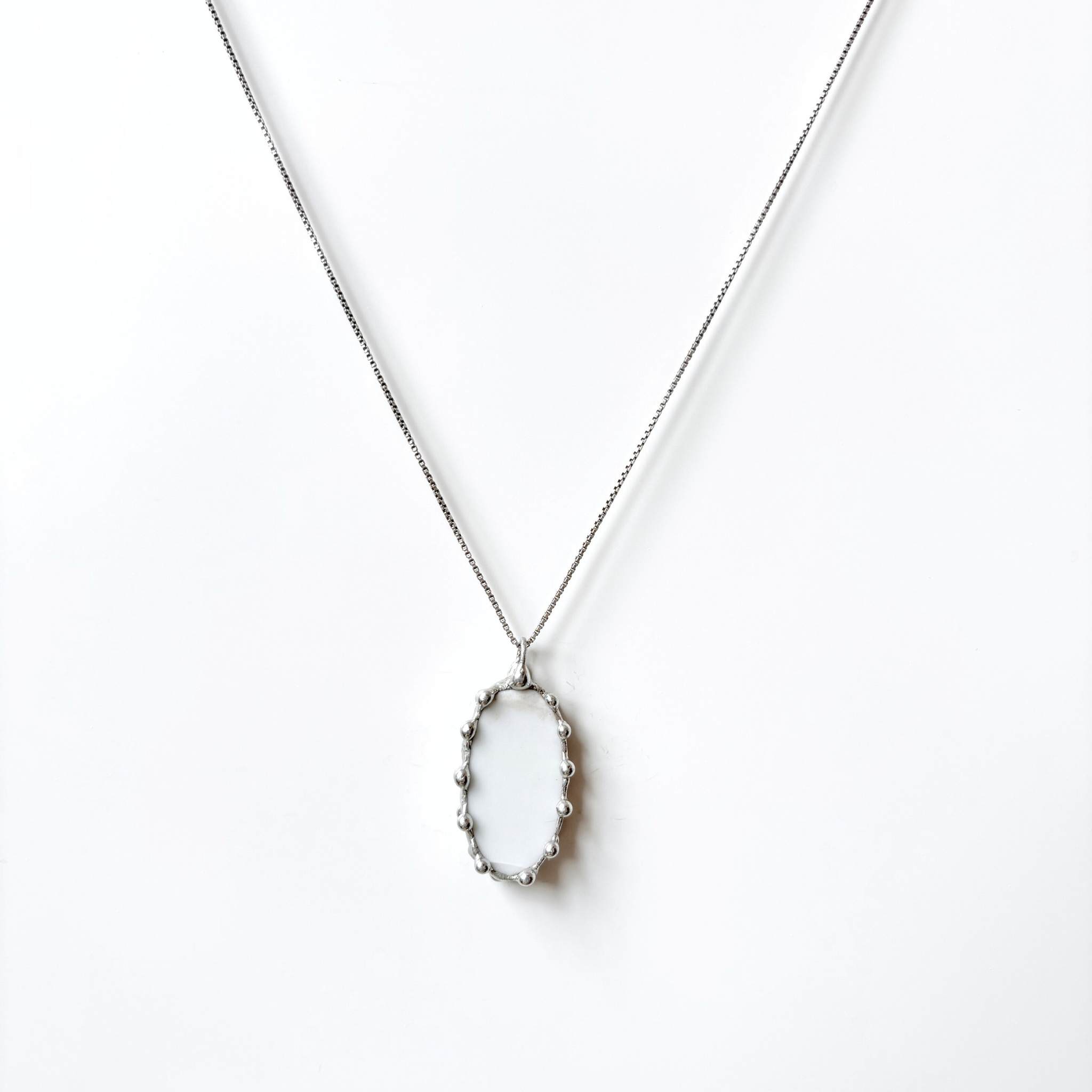 Porcelánový přívěsek s modrou květinou